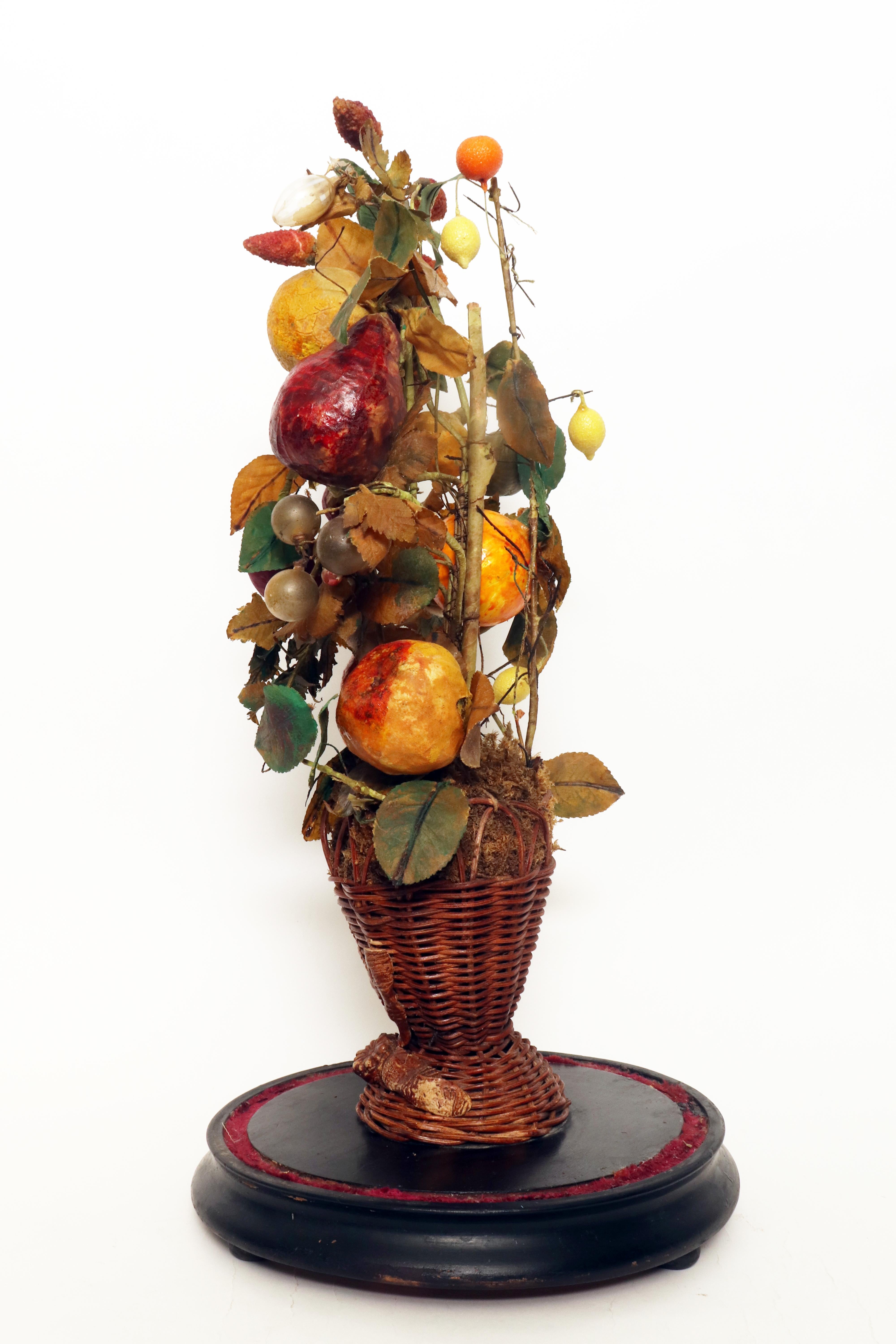 Rara cesta decorativa de frutas hecha de cera. Italia, primera mitad del siglo XIX. Tela en venta