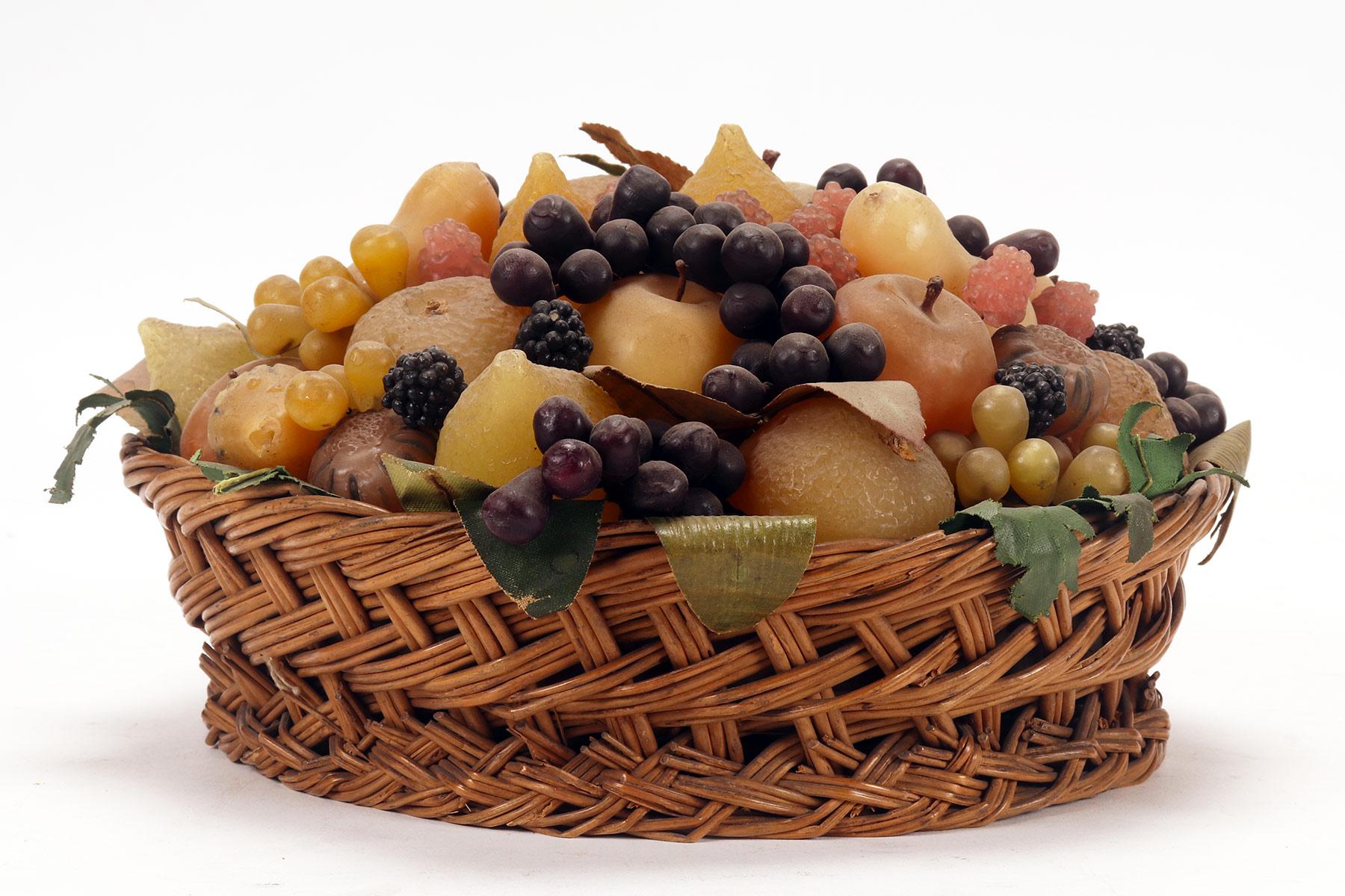 Rare decorative fruit basket made of wax. Italy, second half of the 19th century In Good Condition In Milan, IT