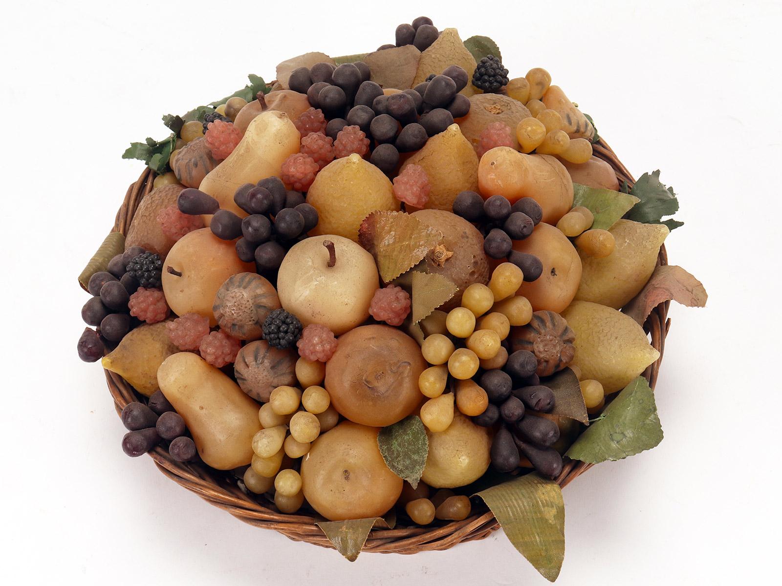 Seltener dekorativer Obstkorb aus Wachs. Italien, zweite Hälfte des 19. Jahrhunderts (Metall) im Angebot