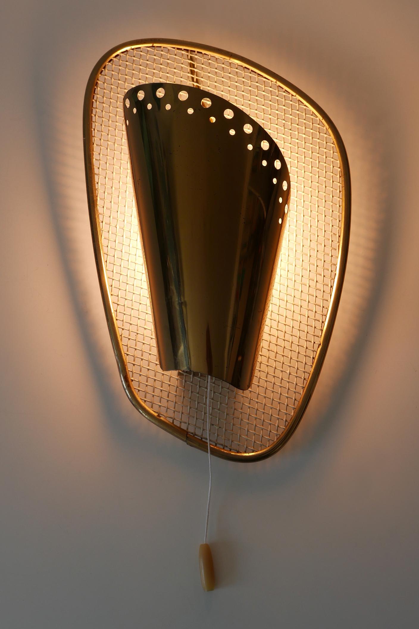 Aplique o lámpara de pared extremadamente raro, elegante y muy decorativo de la Modernidad de Mediados de Siglo. Diseñado y fabricado probablemente en Alemania, años 50. 

Realizado en latón y metal, el candelabro viene con 1 casquillo de bombilla