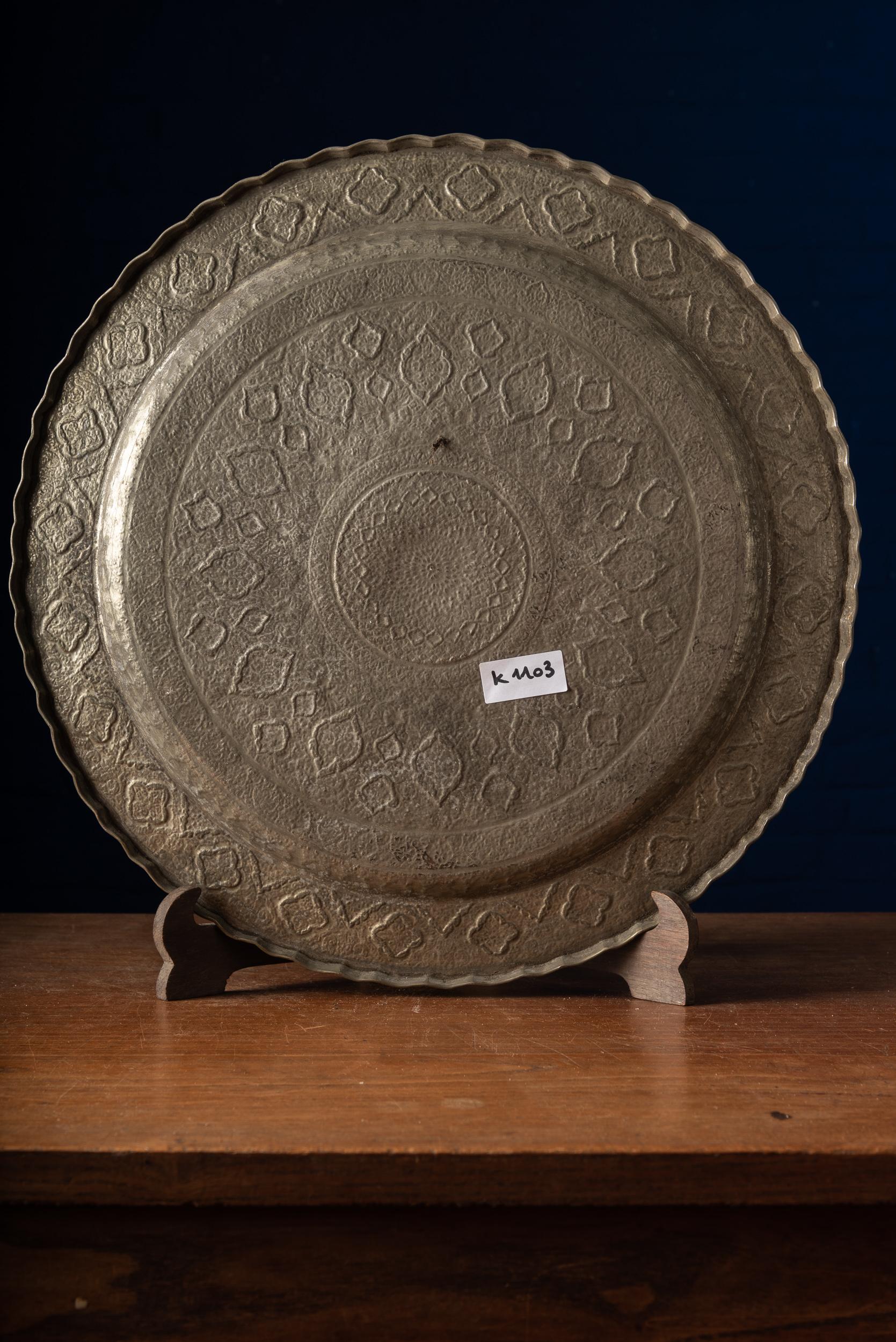 Decorative collectible with an elegant design. This stunning plate with subtle details shows a beautiful patina acquired over time. A piece of art that creates a universe on its own and takes light exquisitely.