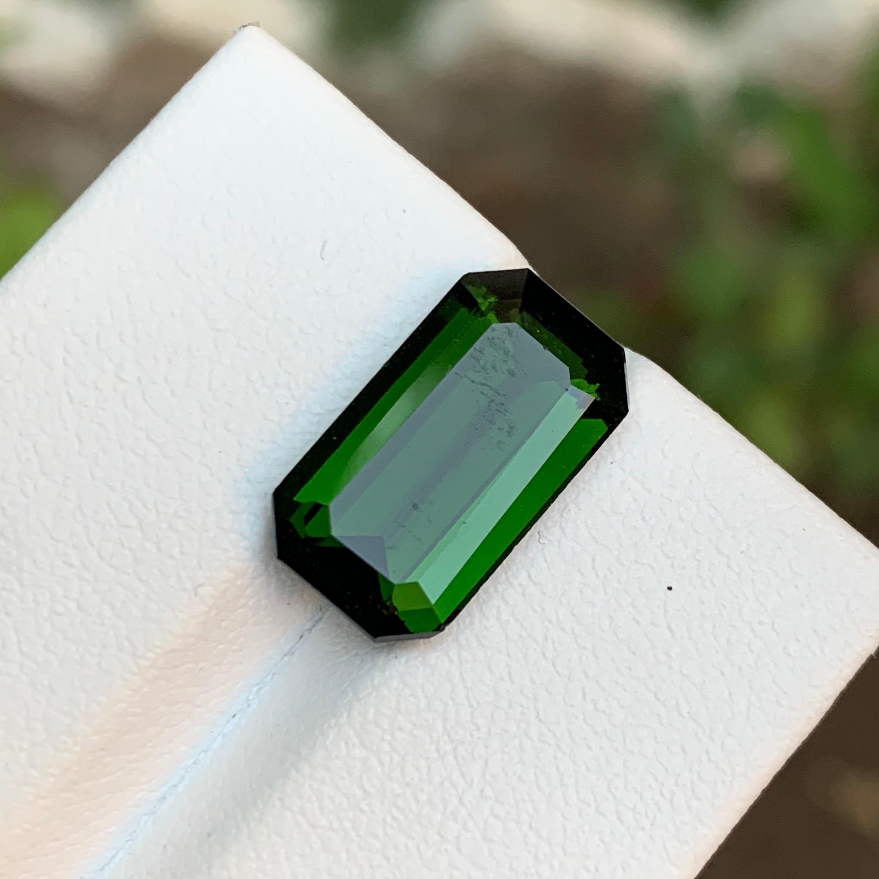 TIPO DI GEMME: Tormalina
PEZZI: 1
PESO: 6,30 Carati
FORMA: Smeraldo 
DIMENSIONE (MM): 15,34 x 8,56 x 5,50
COLORE: Verde intenso
CHIAREZZA: Leggermente inclusi, con inclusioni minori che non pregiudicano la bellezza complessiva e il fascino delle