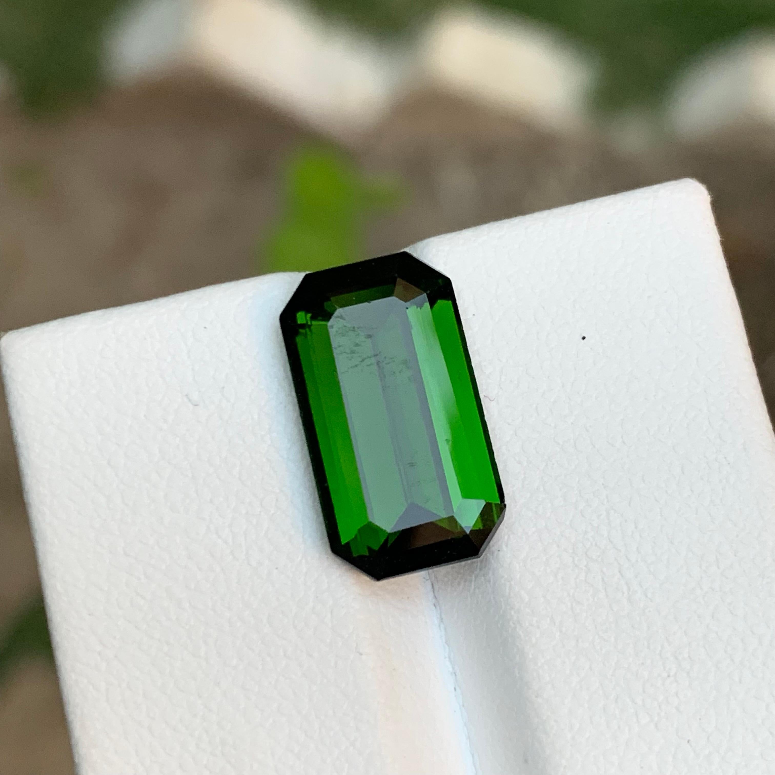 Contemporaneo Rara gemma di tormalina naturale verde intenso da 6,30 carati taglio smeraldo per gioielli ad anello in vendita