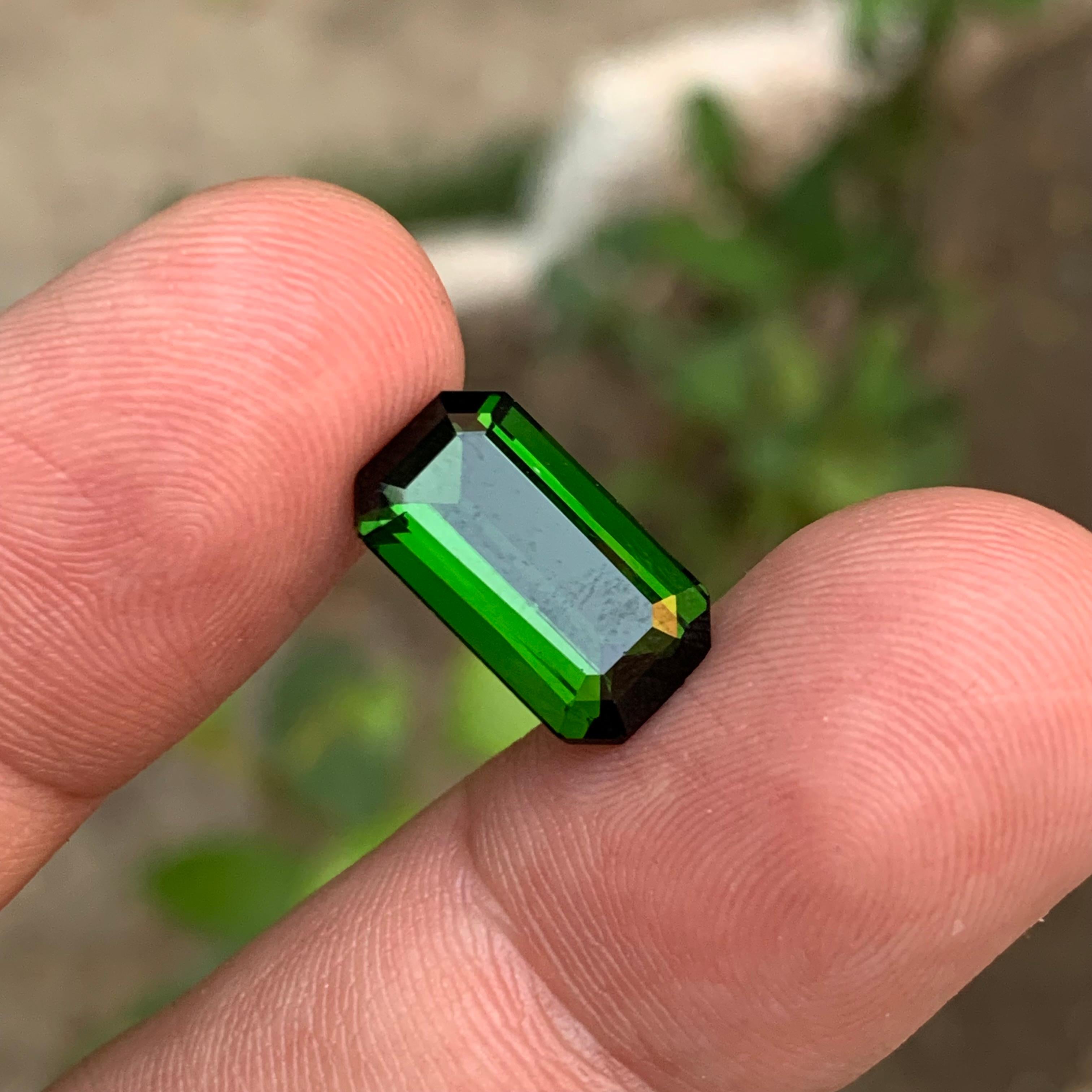 Taglio smeraldo Rara gemma di tormalina naturale verde intenso da 6,30 carati taglio smeraldo per gioielli ad anello in vendita