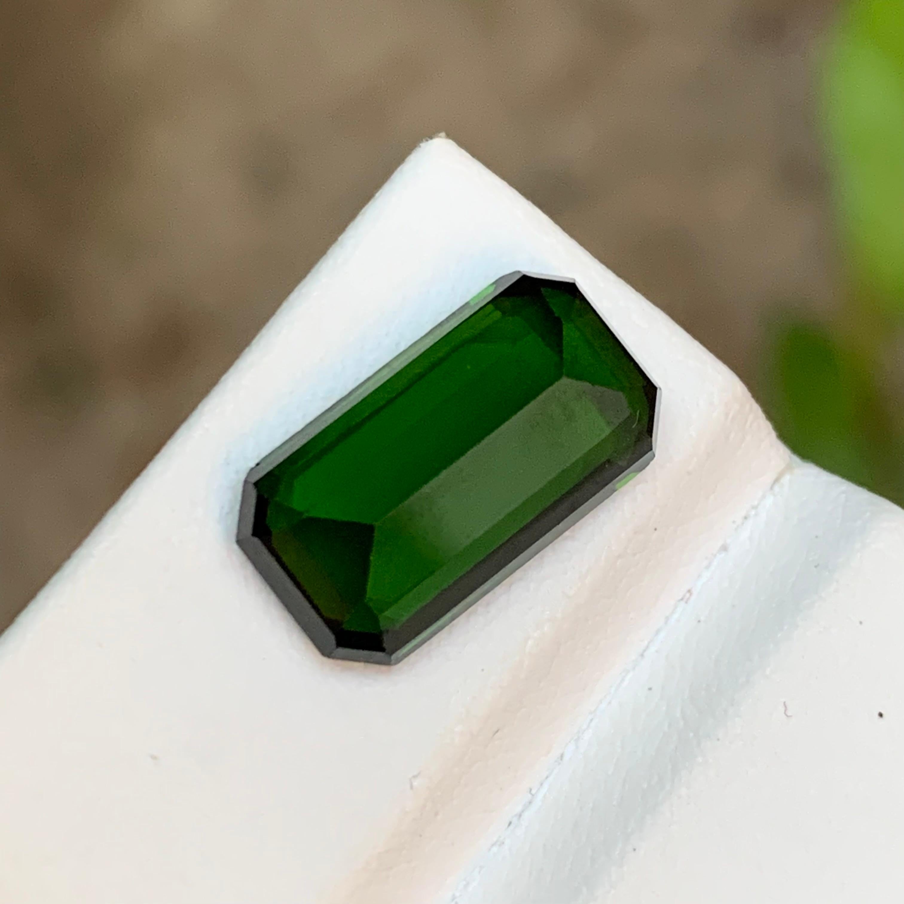 da uomo o donna Rara gemma di tormalina naturale verde intenso da 6,30 carati taglio smeraldo per gioielli ad anello in vendita