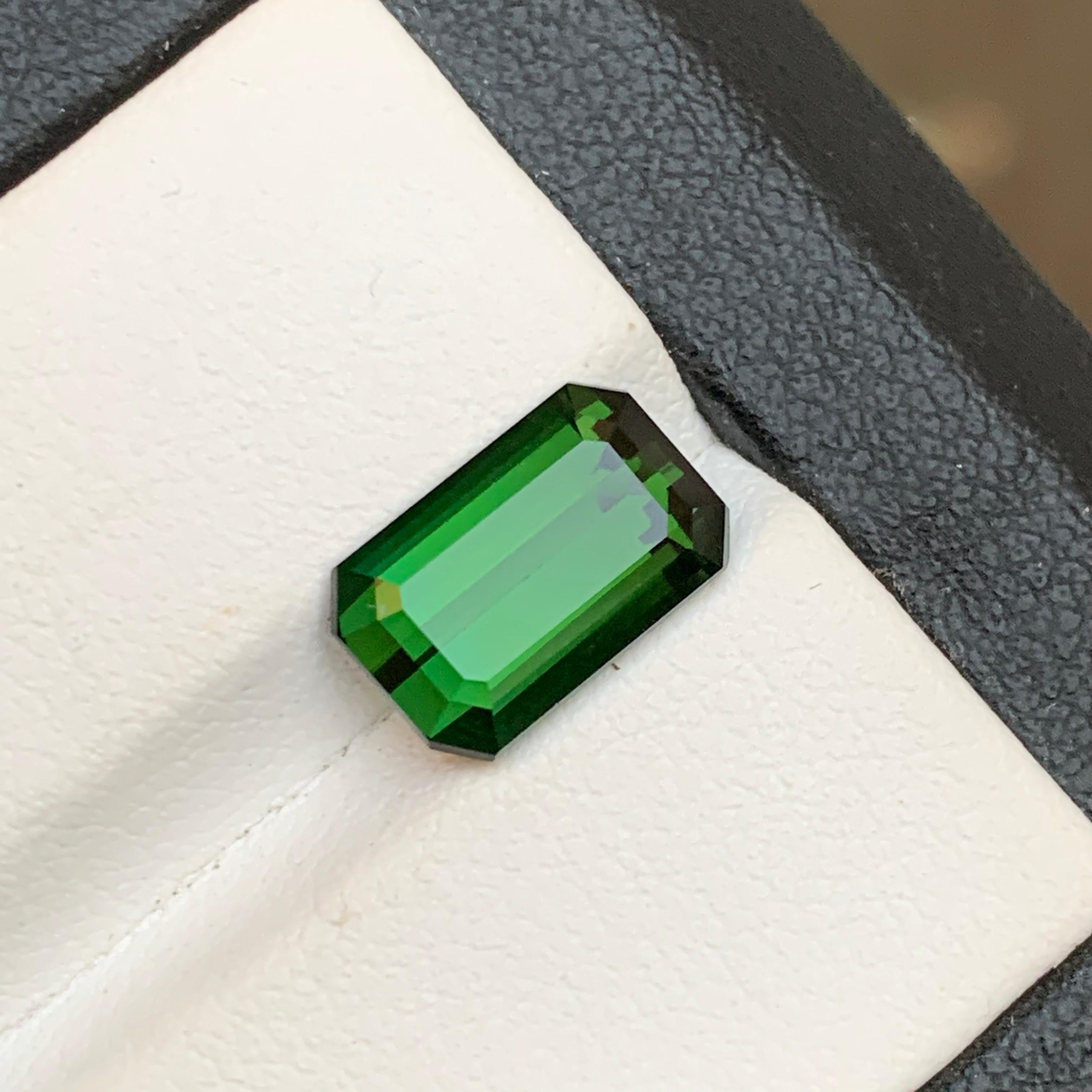 EDELSTEIN-TYP: Turmalin
STÜCK(E): 1
GEWICHT: 3,50 Karat
SHAPE: Smaragd 
Größe (MM): 10,93 x 7,04 x 5,23
FARBE: Tiefgrün 
KLARHEIT: Sauberes Auge
BEHANDLUNG: Keine
URSPRUNG: Afghanistan 🇦🇫 
ZERTIFIKAT: Auf Anfrage
(Falls Sie eine Bescheinigung