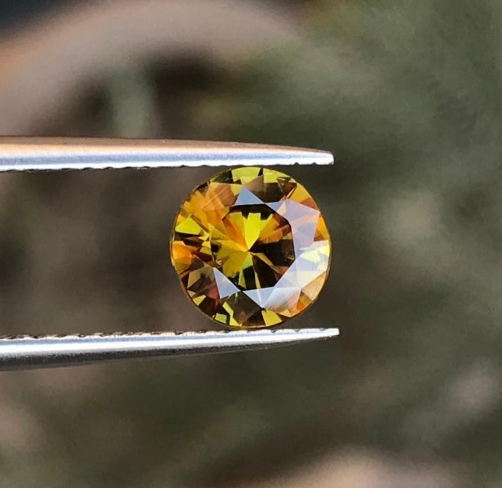 Rare Sphène Naturel Jaune foncé en vrac, 0.75 Ct Rond Brillant pour Bague en vente 2