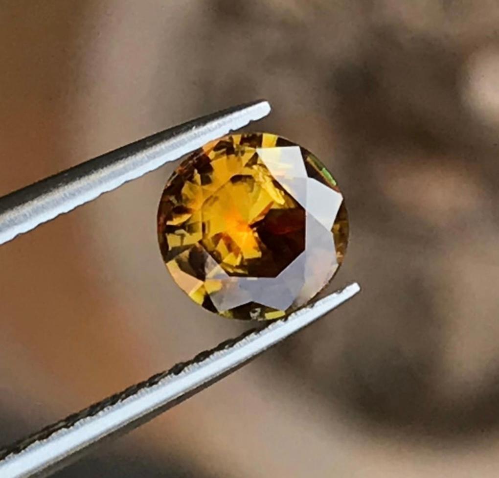 Rare Sphène Naturel Jaune foncé en vrac, 0.75 Ct Rond Brillant pour Bague en vente 3
