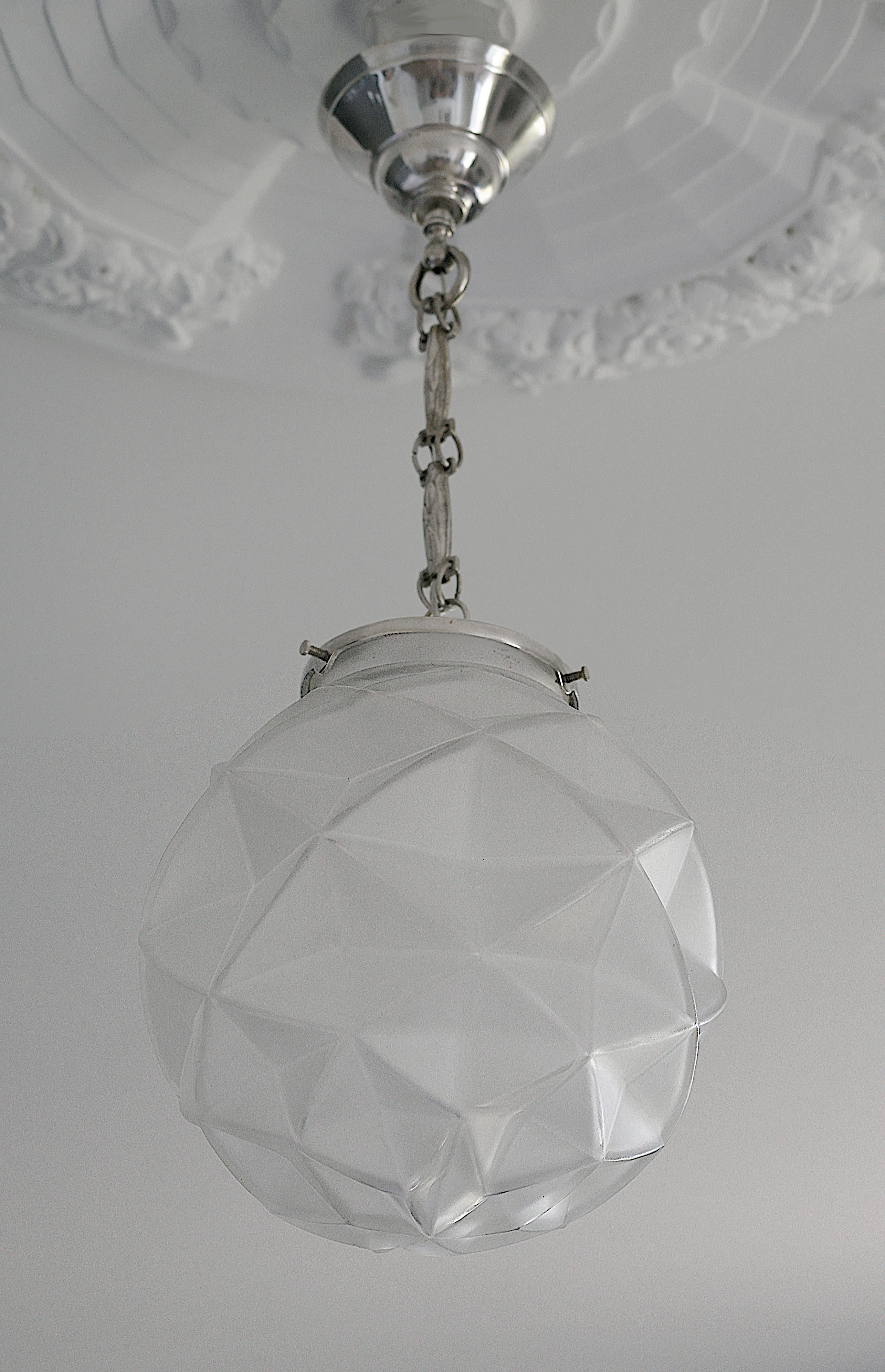 Rara coppia di lampadari a sospensione Degue Art Deco, 1920 in vendita 3