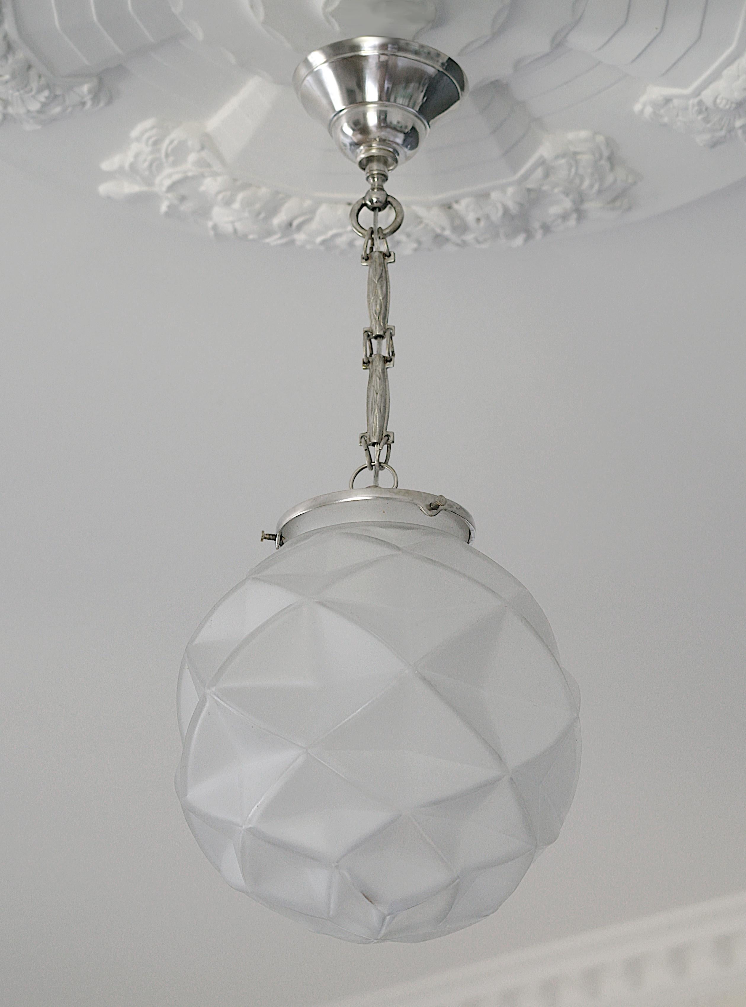Rara coppia di lampadari a sospensione Degue Art Deco, 1920 in vendita 4