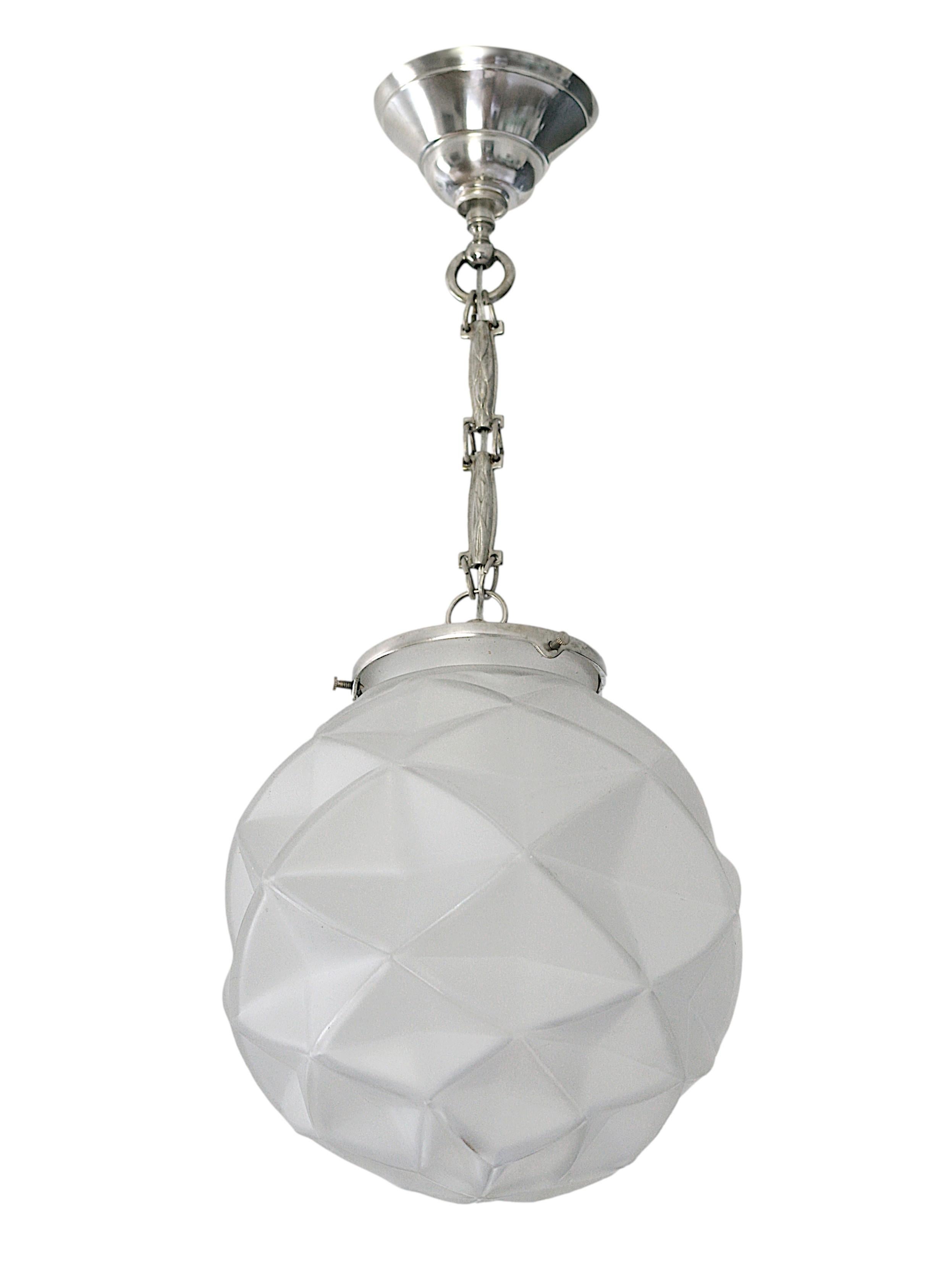 Francese Rara coppia di lampadari a sospensione Degue Art Deco, 1920 in vendita