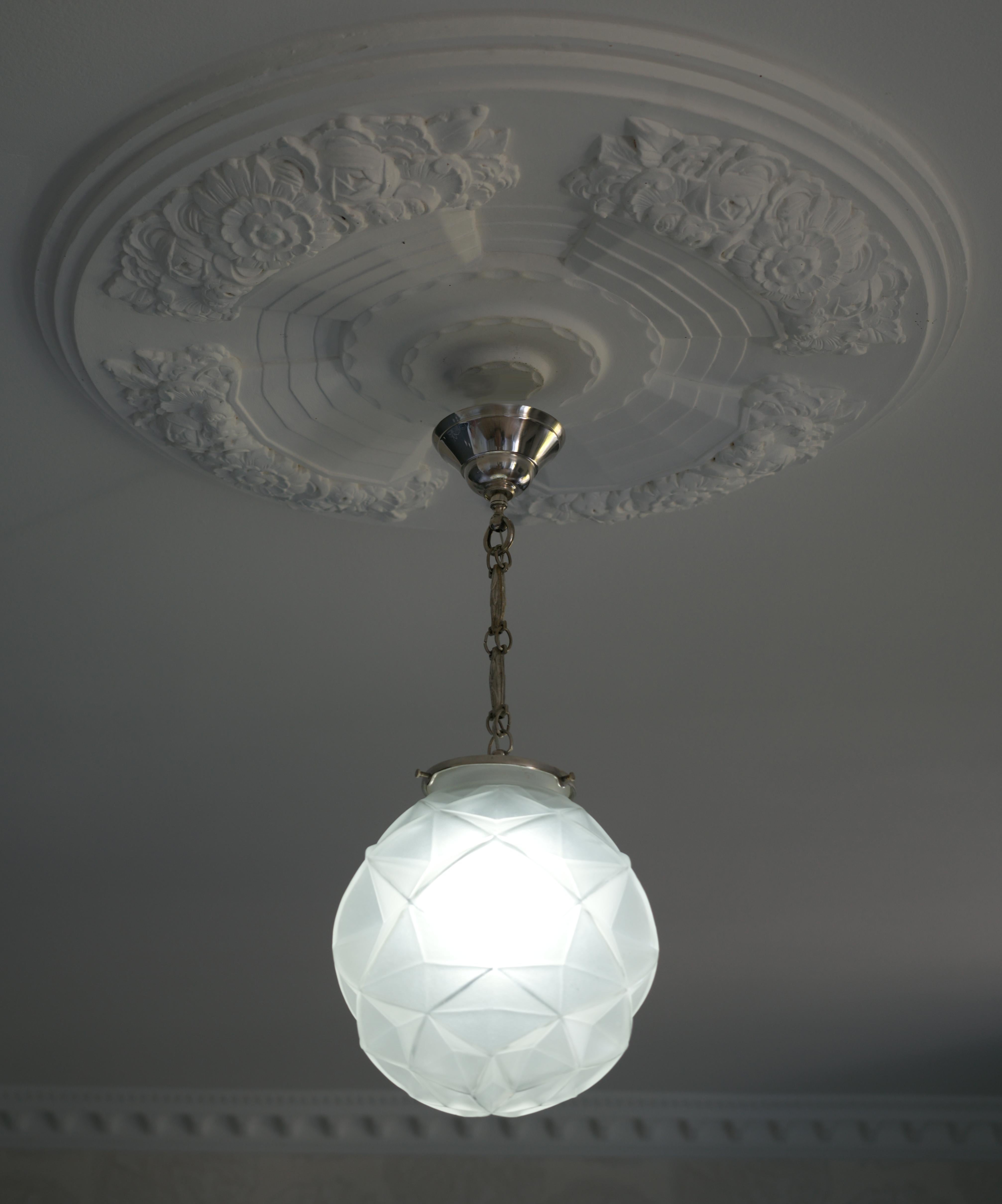 Ottone Rara coppia di lampadari a sospensione Degue Art Deco, 1920 in vendita