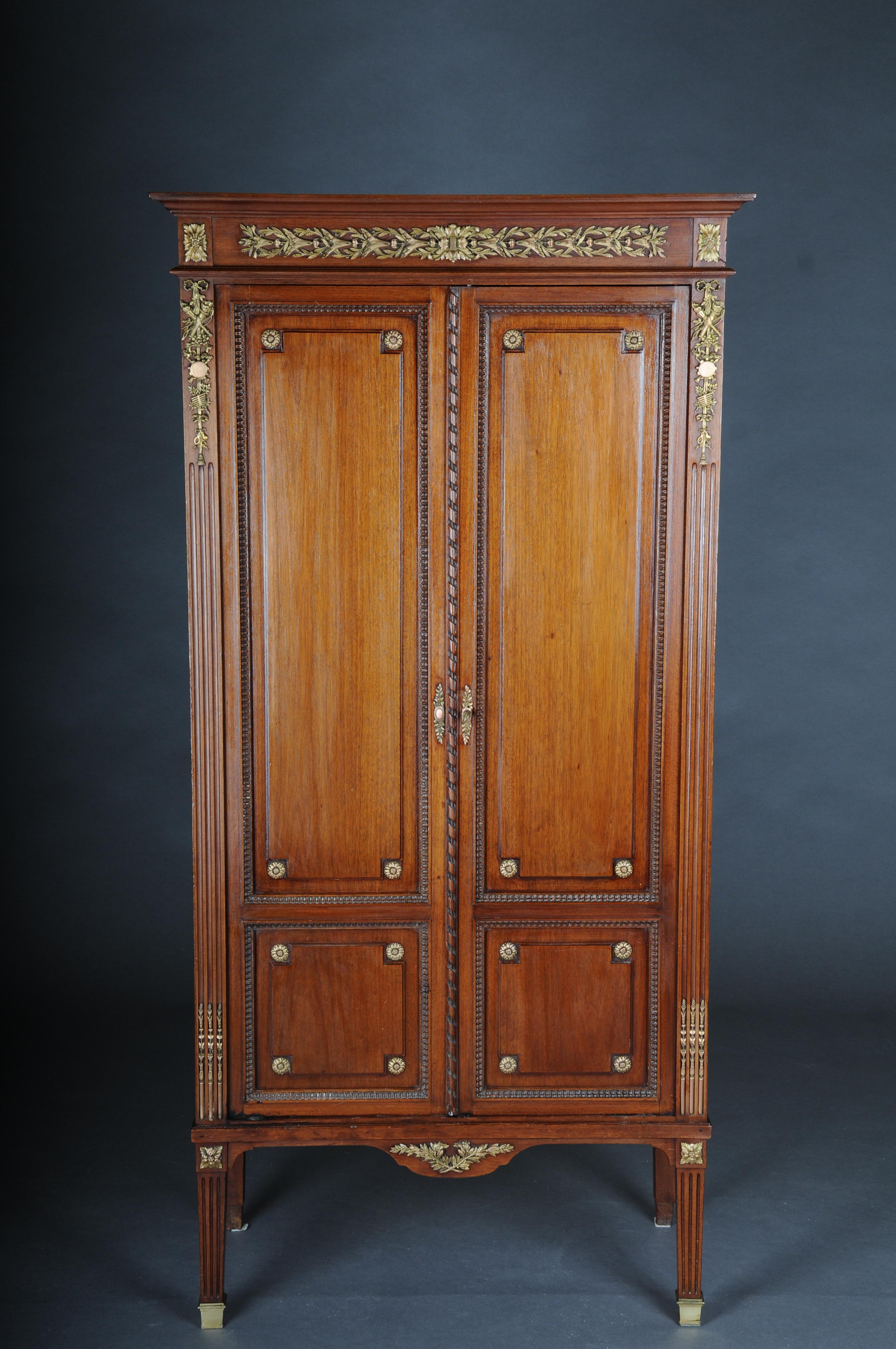 Rare delicate mahogany music cabinet around 1880, Louis XVI

Solid mahogany body. The chest of drawers is a so-called music cabinet/tall cabinet. Very elegant piece of furniture standing on high square legs in a rectangular body. Extensively