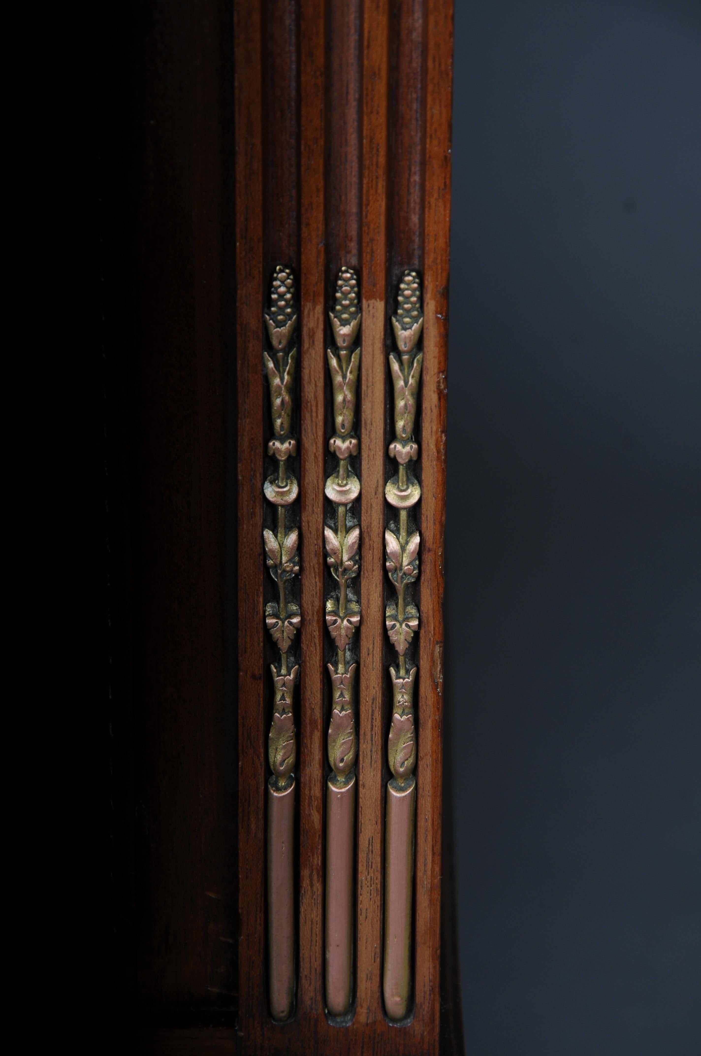 Rare et délicat cabinet à musique en acajou, datant d'environ 1880, Louis XVI en vente 1