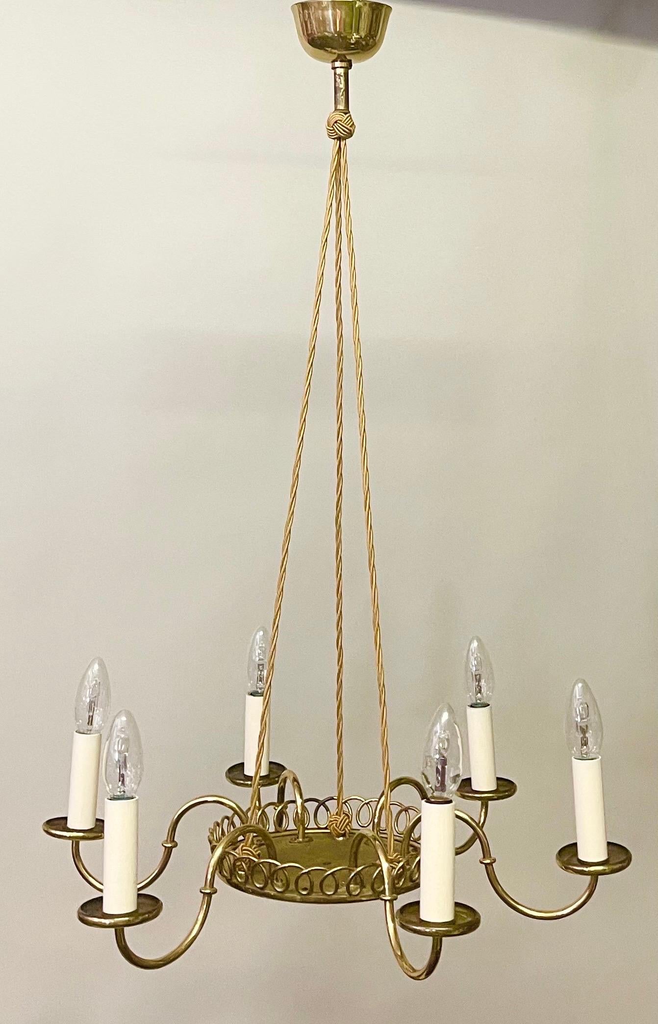 Rare et charmant lustre en laiton à six bras de Josef Frank, datant du milieu du siècle dernier,  circa 1950s.

Douille : 6 x e14 pour ampoules à vis standard.

Condit : nouveau câblage, entièrement restauré.
