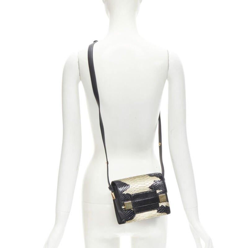 rara DELVAUX Le Madame negro oro pintado aerosol escamas cuero crossbody caja bolsa
Referencia: KEDG/A00220
Marca: Delvaux
Model No: Le Madame
Material: Piel
Color: negro, dorado
Cierre: Solapa
Forro:  Piel
Detalles adicionales: Piel auténtica