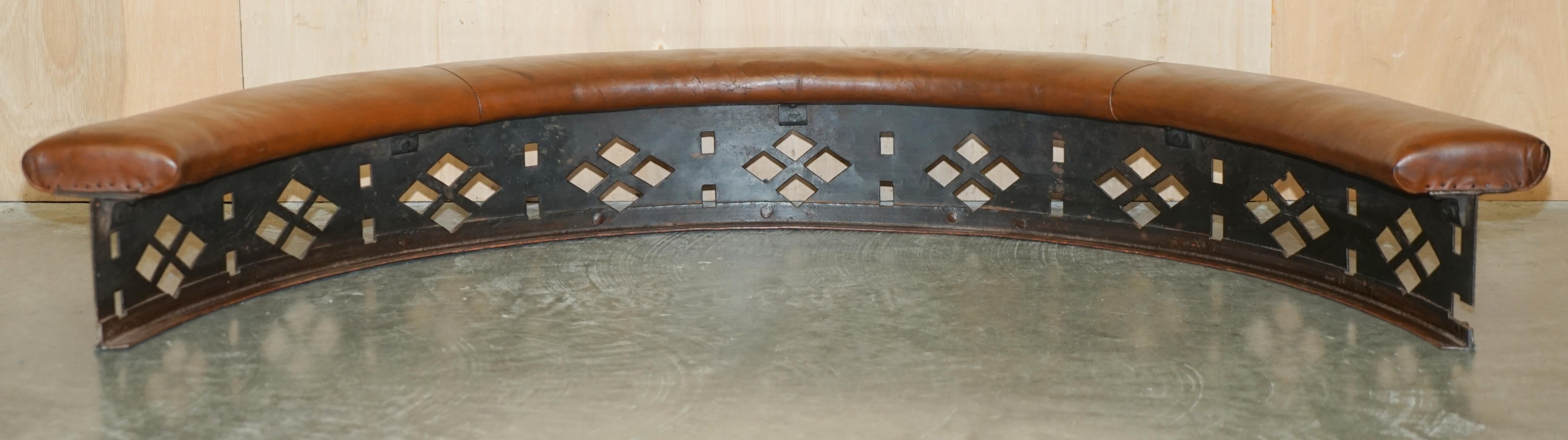 SELTENE DEMI LUNE ANTiQUE VICTORIAN BROWN LEATHER CLUB-FENDER MIT PIERCED METAL im Angebot 6