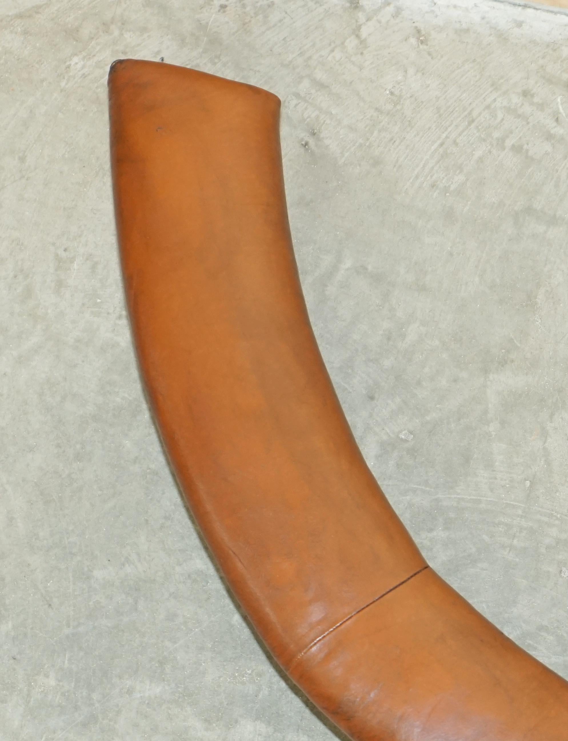 SELTENE DEMI LUNE ANTiQUE VICTORIAN BROWN LEATHER CLUB-FENDER MIT PIERCED METAL im Zustand „Gut“ im Angebot in West Sussex, Pulborough
