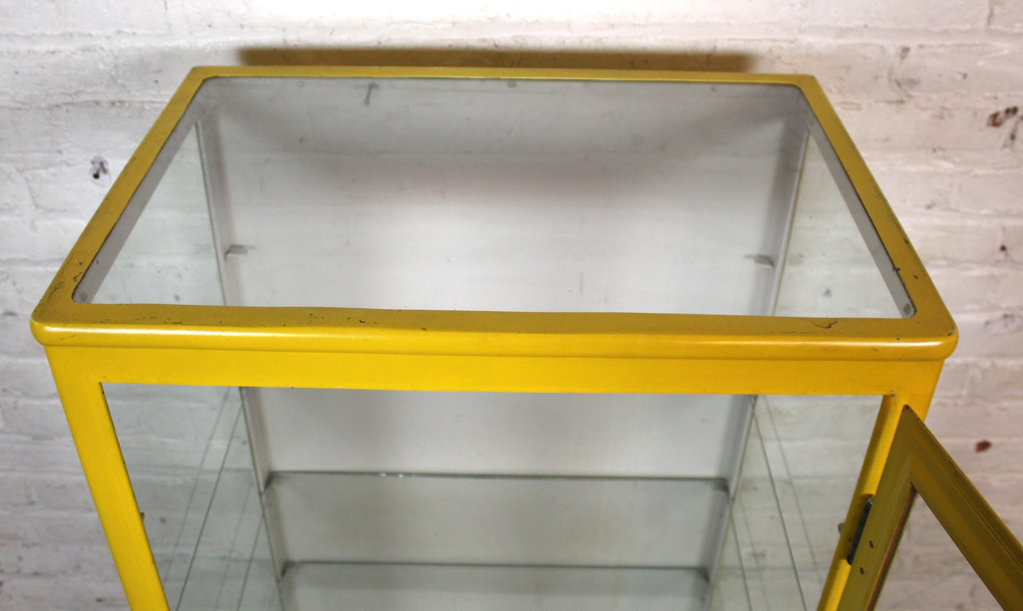 Seltener Dental-Vitrinenschrank (Industriell) im Angebot