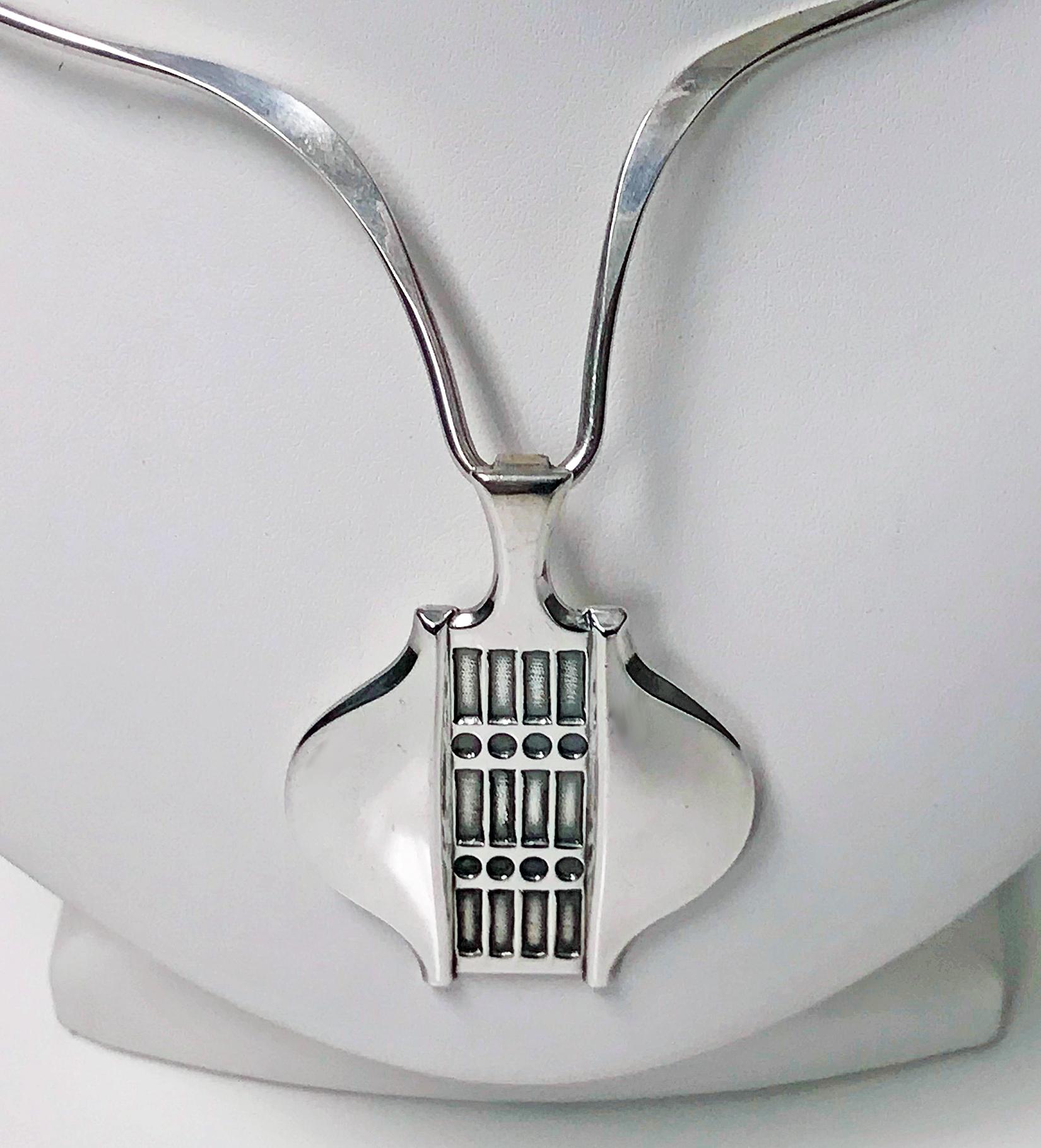 Rare Design David Andersen Modernist Sterling Silver Necklace Norway C.1970. The Necklace with rectangular panels inter spaced with circlets and polished shaped surround. Form fitting flexible collar. All with David Andersen marks. Weight: 31 grams.