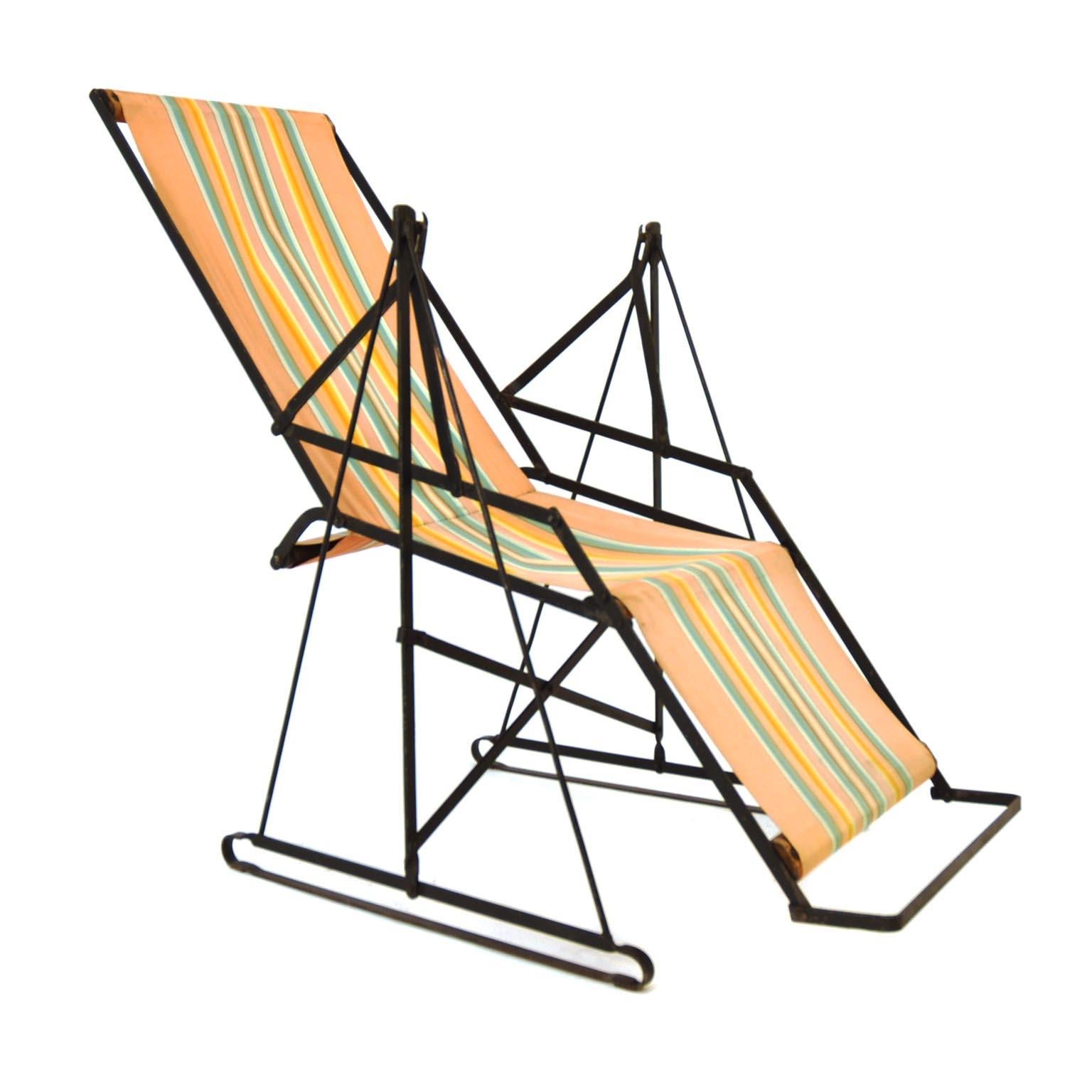 Ein tolles Stück für Ihre Stuhlsammlung:
Dieser Sonnenstuhl wurde 1930 von Metz & Co. in Holland hergestellt. Der Metallsockel ist im Originalzustand, aber wir glauben, dass der Stoff in den 1950er Jahren erneuert wurde.
Es ist wirklich