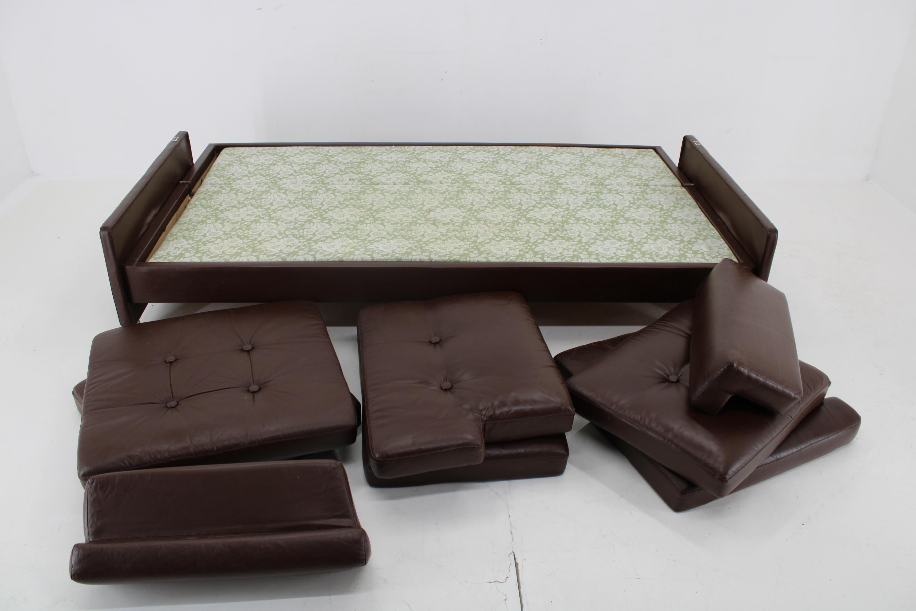 Divano pieghevole in pelle dal design raro di Arch. Spicka, anni '70, Cecoslovacchia in vendita 11