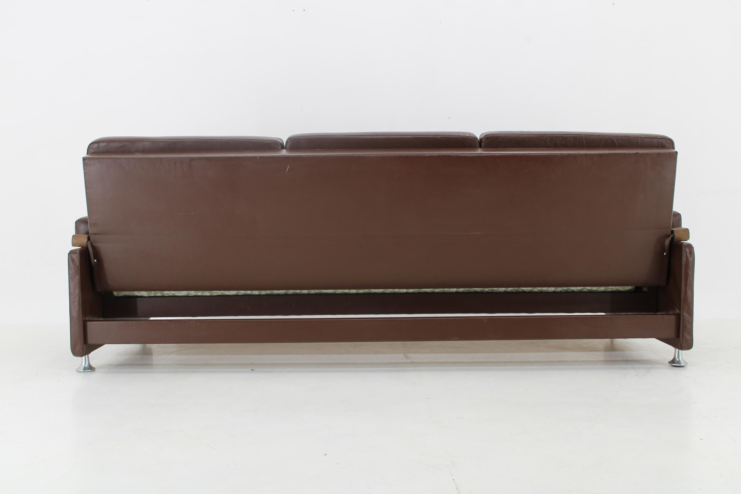 Divano pieghevole dal design raro degli anni '70, realizzato da Spicla, nell'ex Cecoslovacchia.
Realizzato in ecopelle e Wood.
Lucidato, pulito, presenta segni d'uso e d'età.
Completamente funzionante.