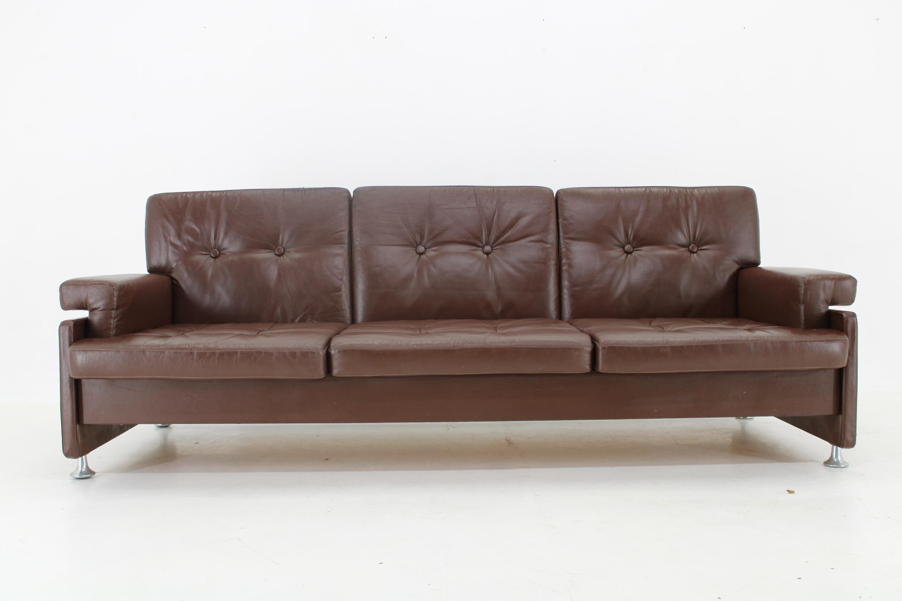 Mid-Century moderno Divano pieghevole in pelle dal design raro di Arch. Spicka, anni '70, Cecoslovacchia in vendita