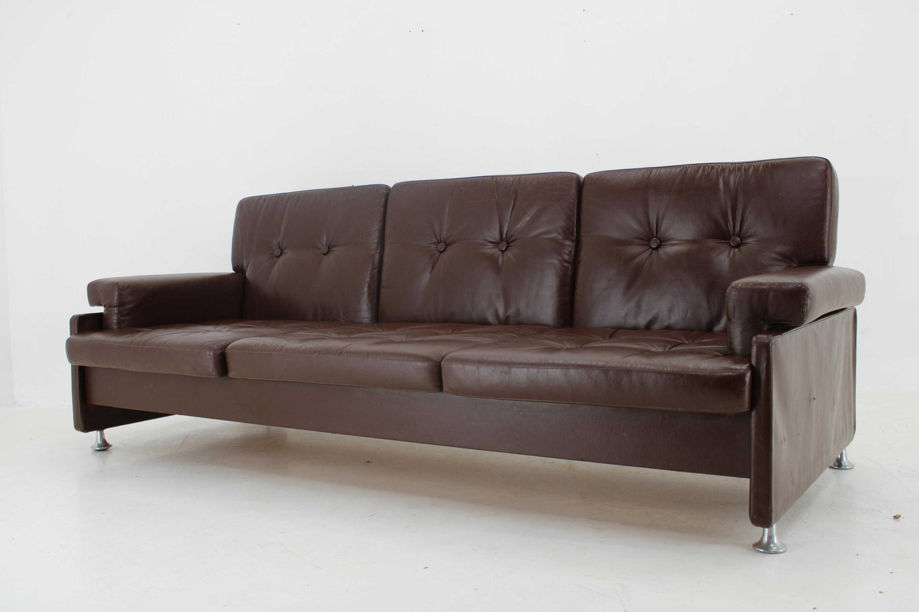 Fine XX secolo Divano pieghevole in pelle dal design raro di Arch. Spicka, anni '70, Cecoslovacchia in vendita
