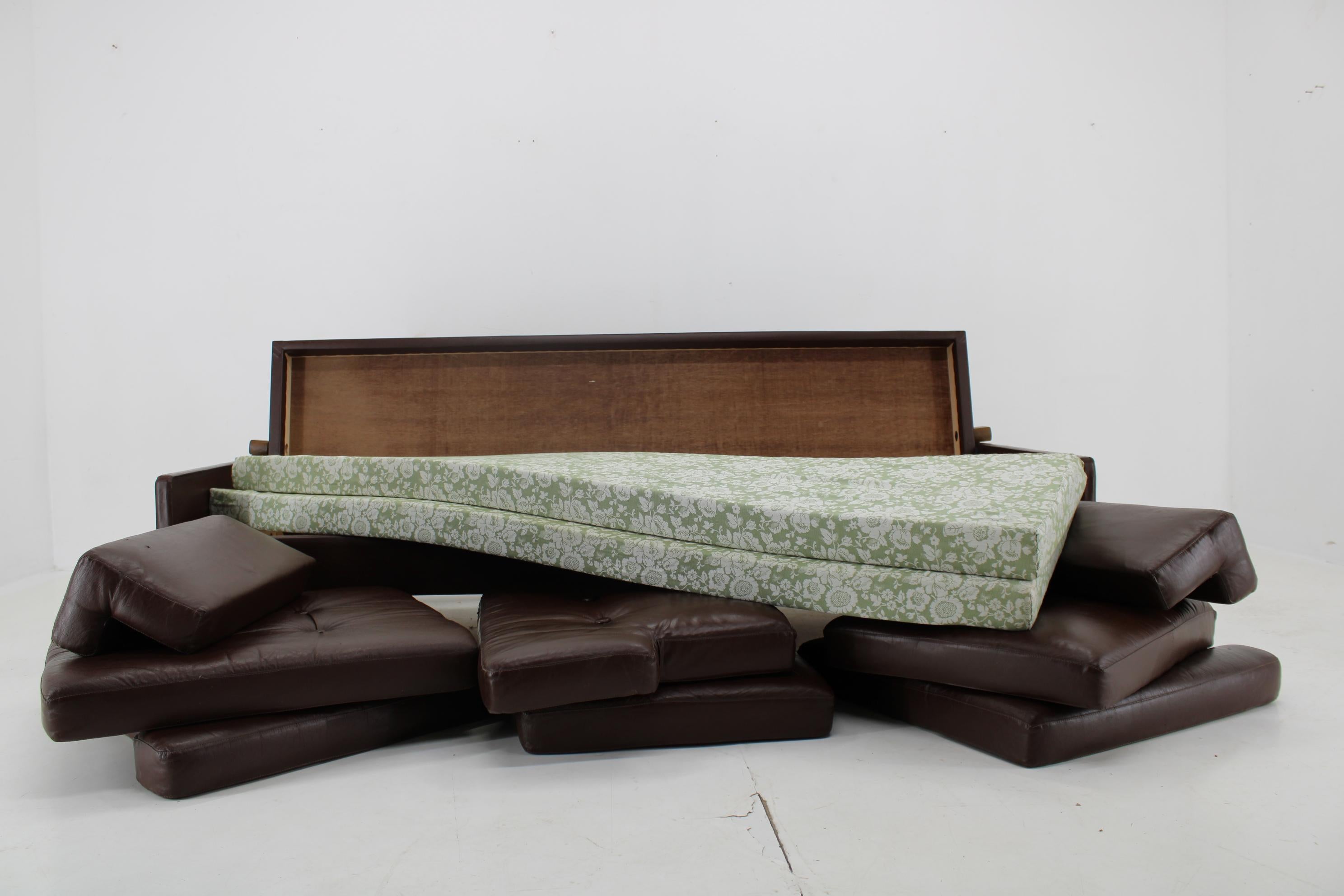 Divano pieghevole in pelle dal design raro di Arch. Spicka, anni '70, Cecoslovacchia in vendita 2