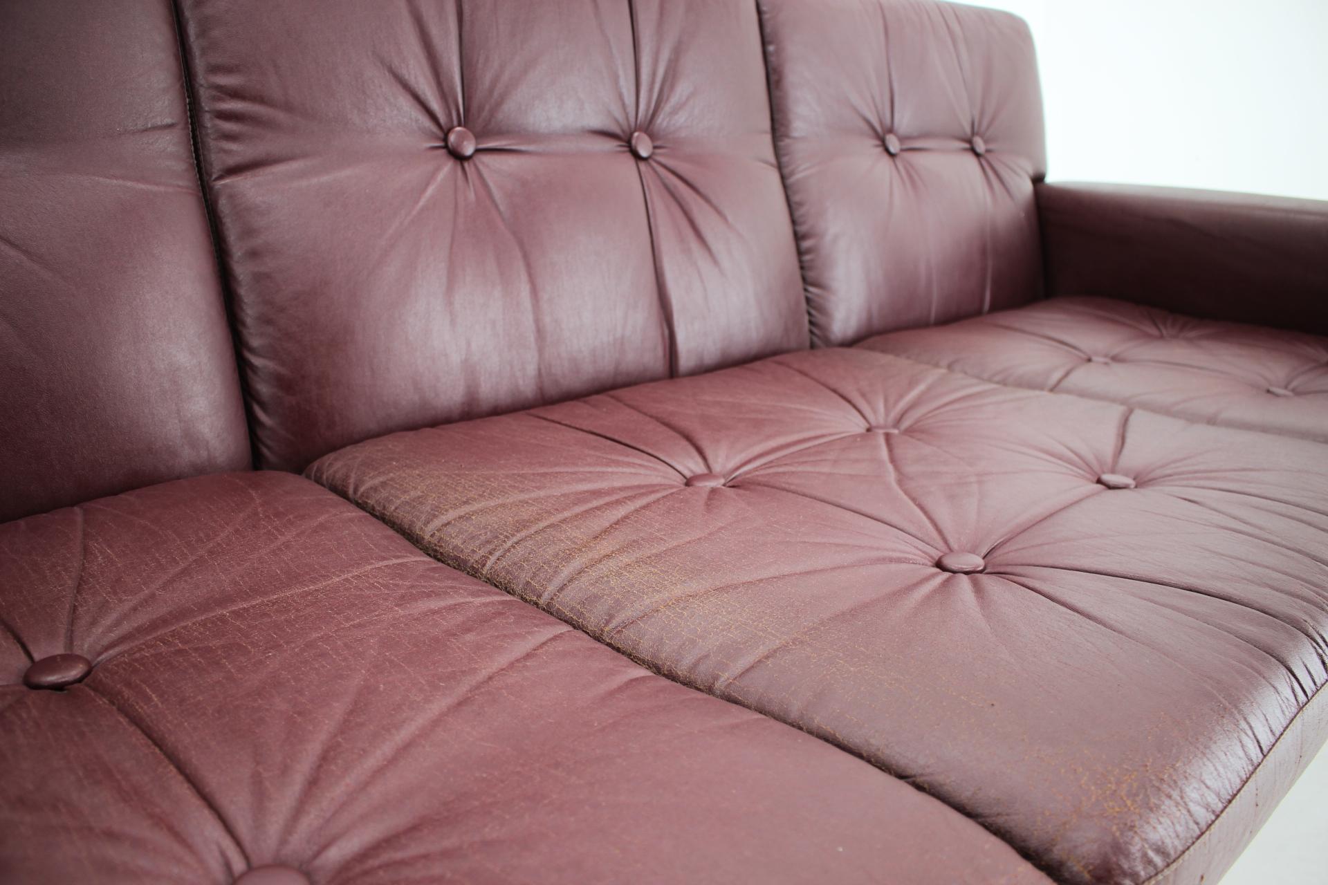Seltenes klappbares Leder-Sofa mit seltenem Design von Arch. Spicka, 1970er Jahre, Tschechoslowakei im Zustand „Gut“ im Angebot in Praha, CZ