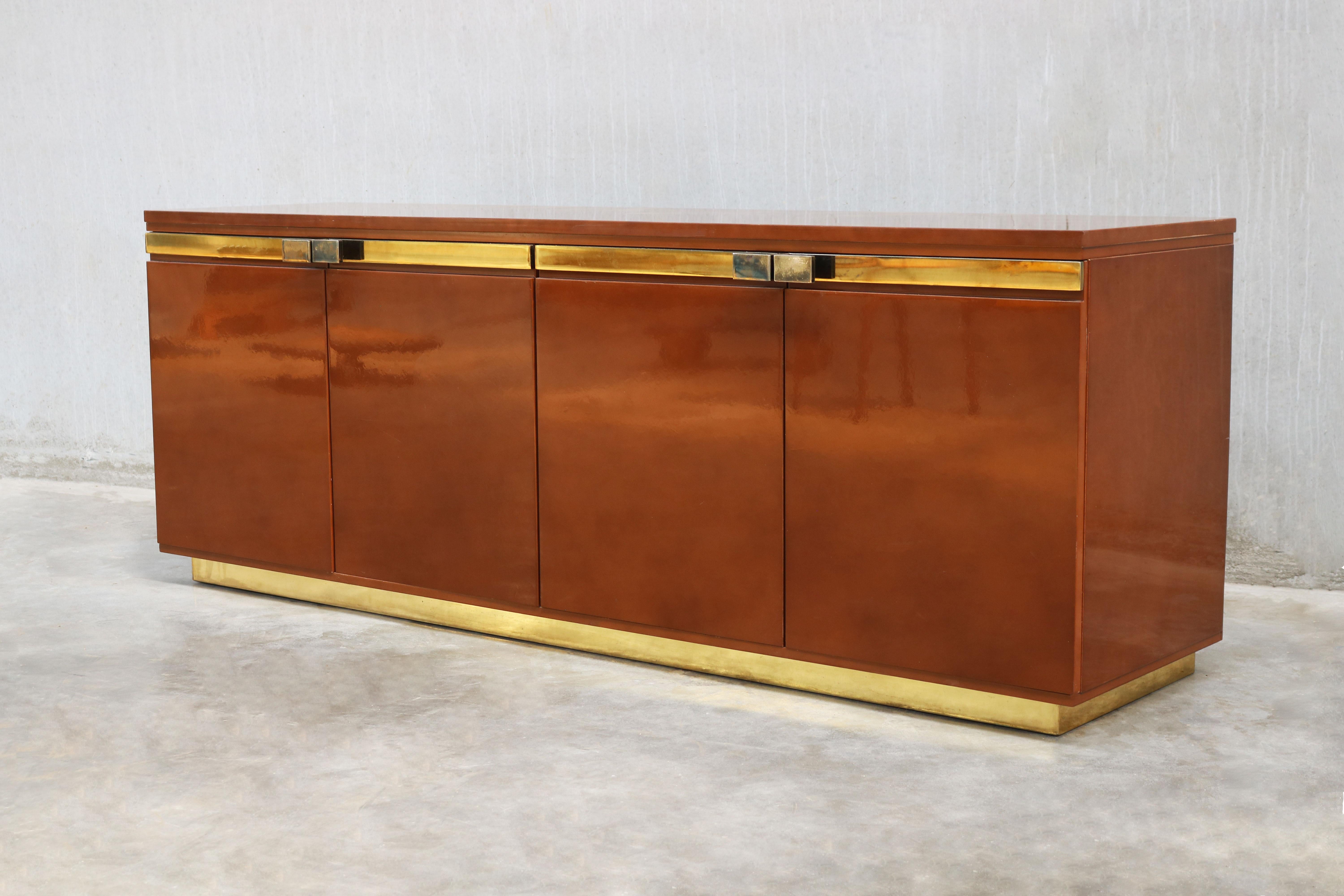Superbe buffet des années 1970 en laque brune et laiton par Guy Lefevre pour Maison Jansen. Couleur rare et très difficile à trouver. 
Ajoutez une touche de glamour vintage à votre intérieur avec ce buffet exquis conçu par Guy Lefevre pour la Maison