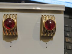 Rari orecchini di design in oro 18 carati con cabochon sintetico color ambra incastonato
