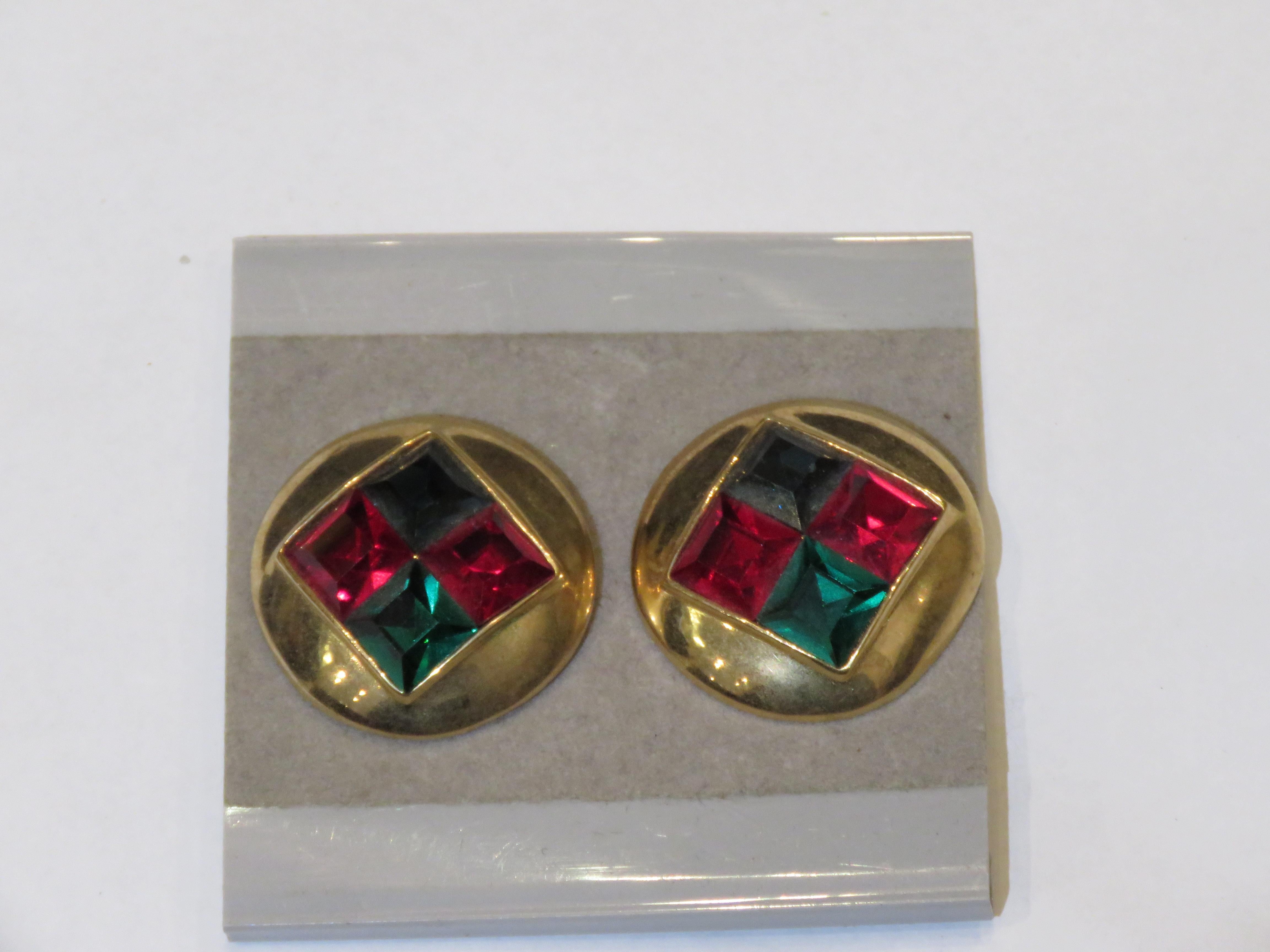 El siguiente artículo que estamos ofreciendo es una rara finca importante radiante 18KT superpuesta de oro prisma de color circonio cúbico Pendientes de estilo de diseño. ¡¡¡Estos magníficos pendientes son cristales vintage en forma de prisma grande
