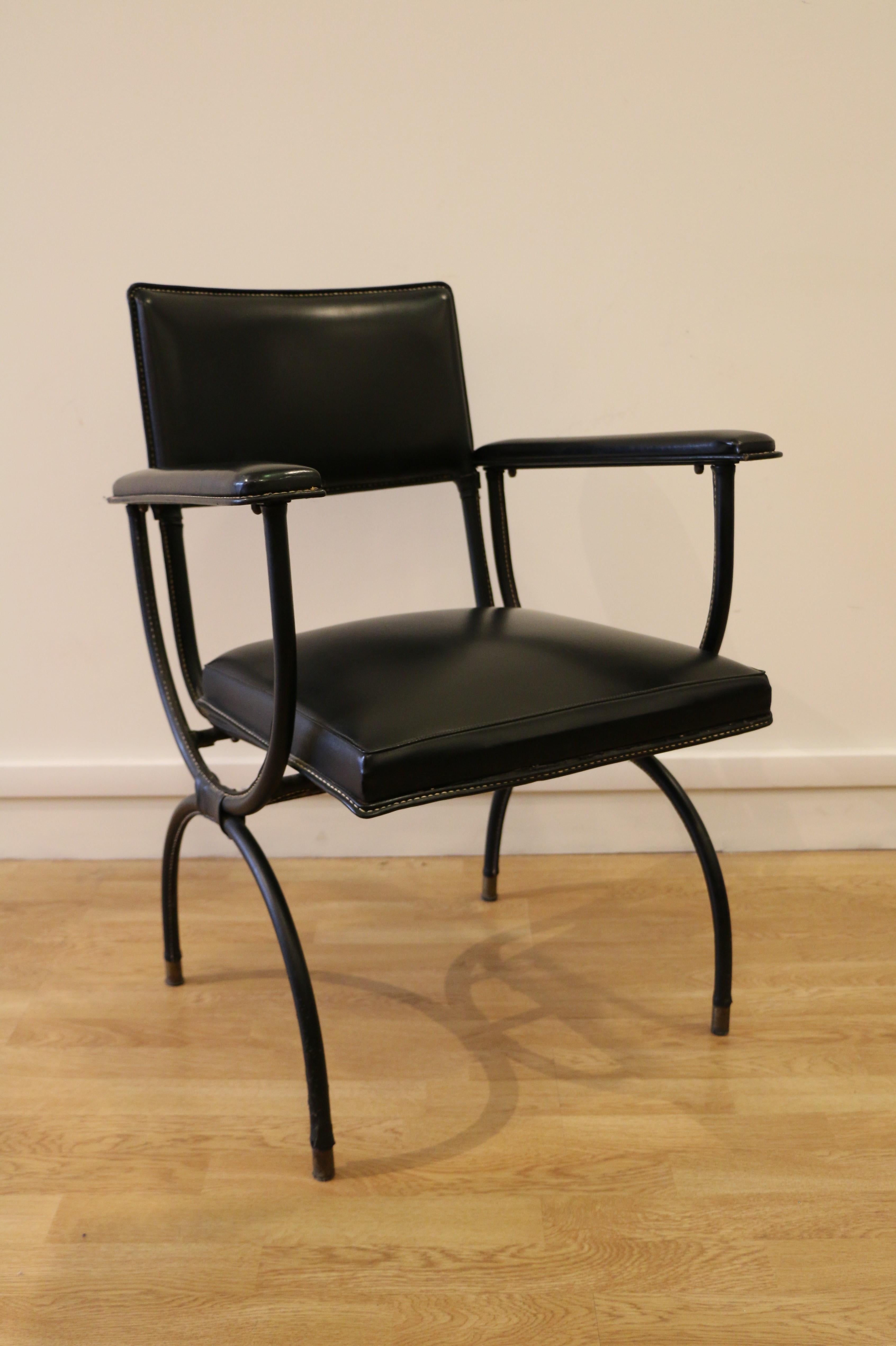 Bureau et fauteuil rares de Jacques Adnet, cuir cousu et patin, années 1950 en vente 4