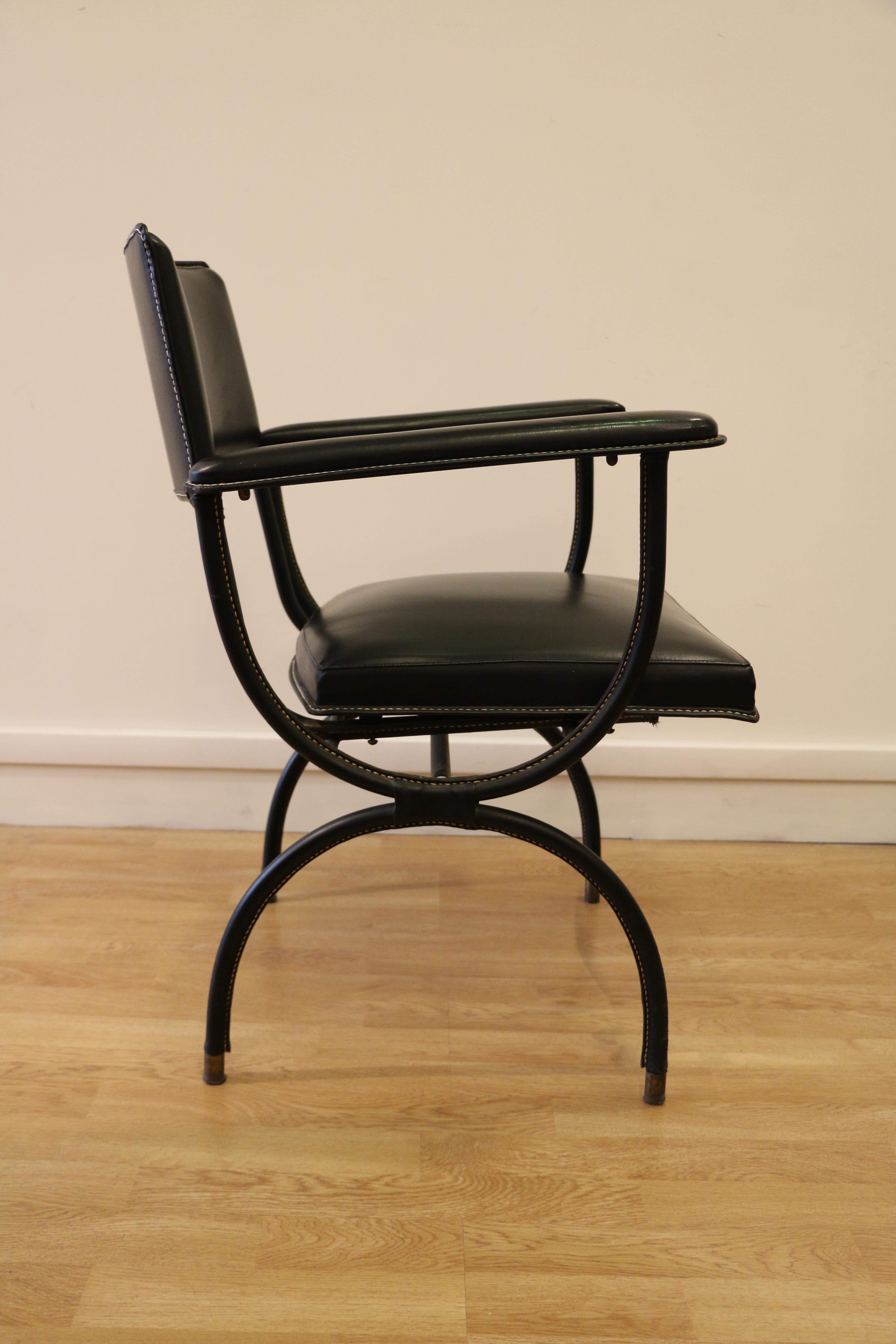Escritorio y sillón raros de Jacques Adnet, cuero cosido y Skaï, años 50 en venta 4