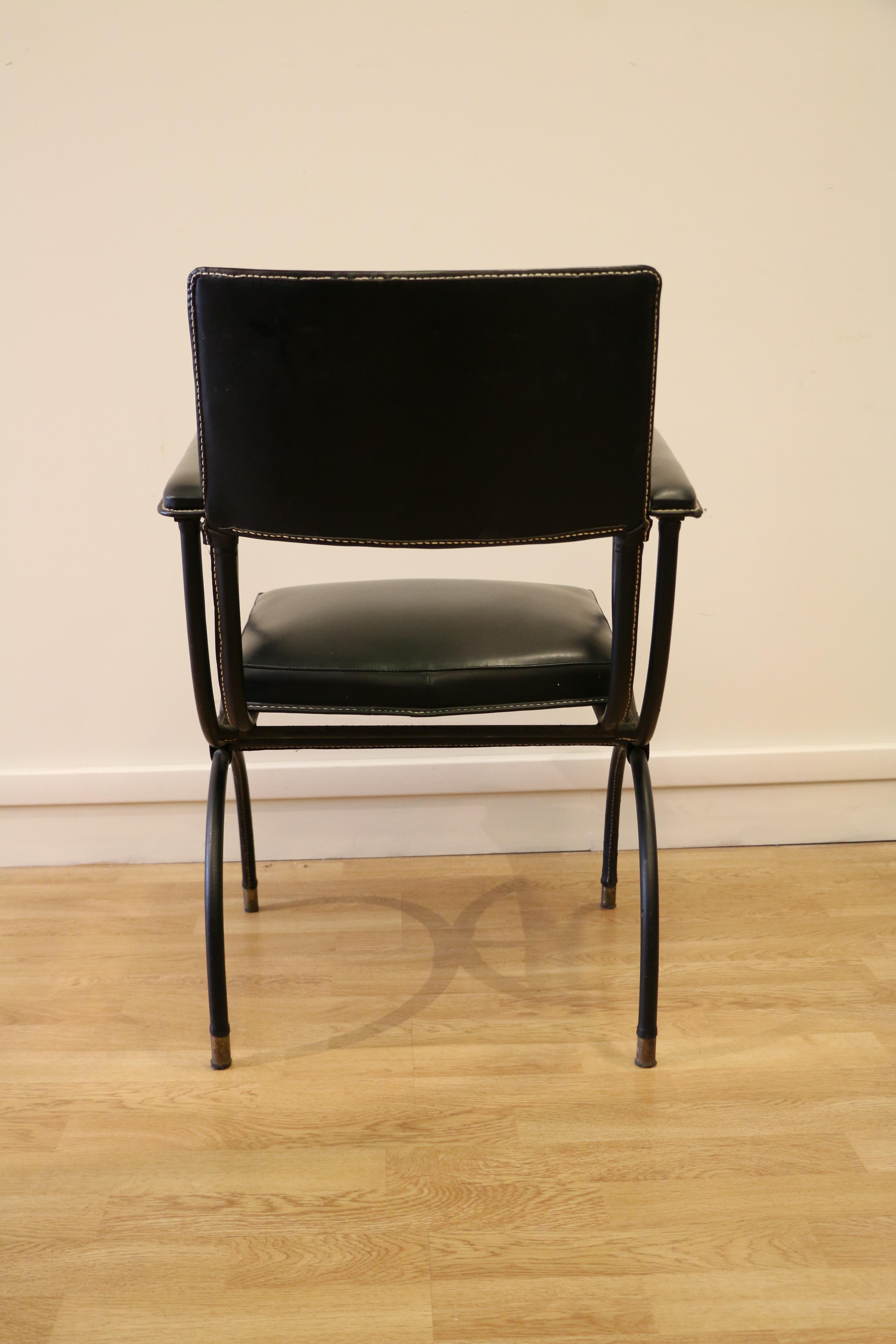 Bureau et fauteuil rares de Jacques Adnet, cuir cousu et patin, années 1950 en vente 6