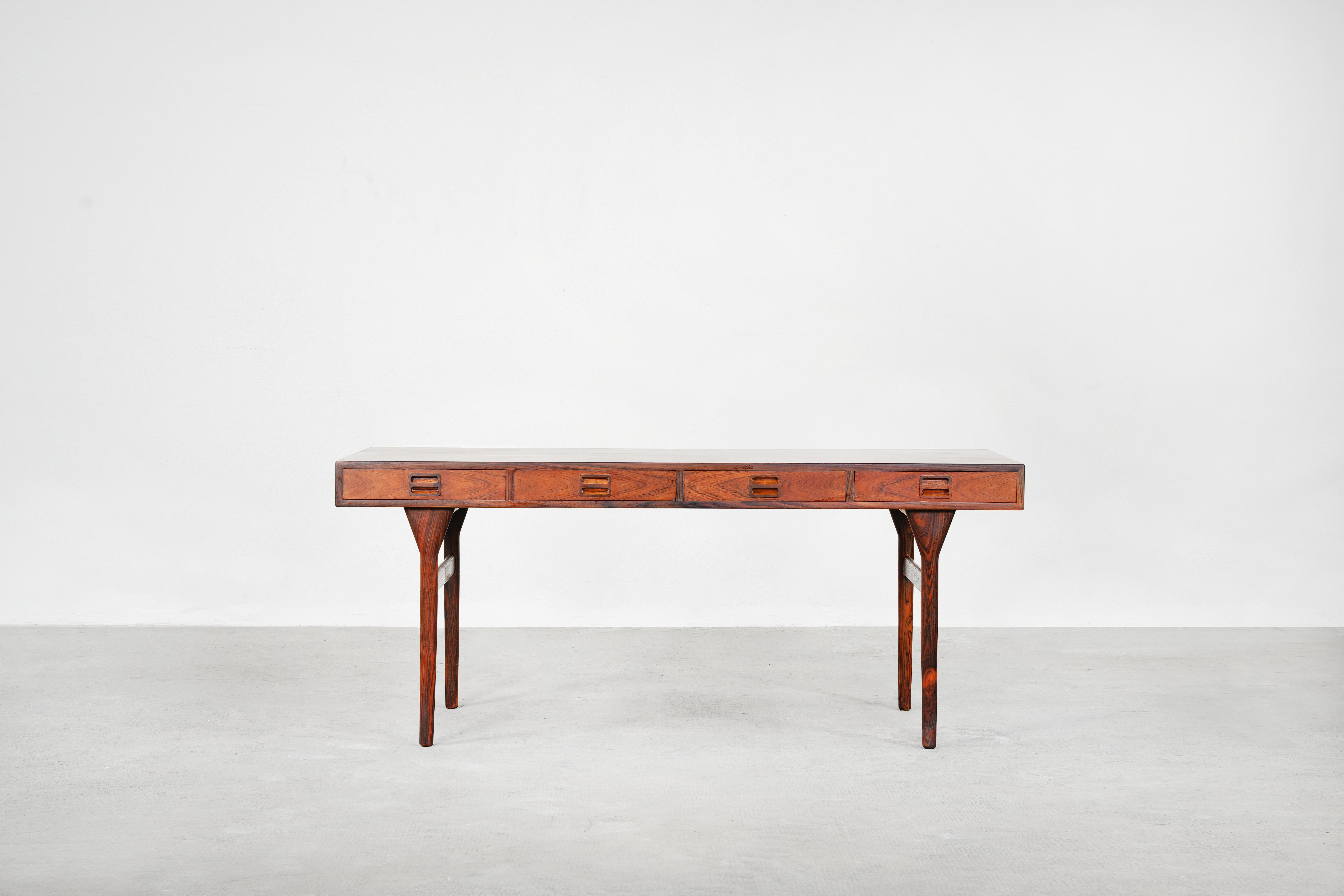 Très beau bureau conçu par Nanna Ditzel pour Søren Willadsen, 1955 au Danemark.
Le bureau est en très bon état, sans aucun dommage, rayures ou bosses plus profondes.
Labellisé avec Søren Willadsen.

Nous proposons une expédition dans le monde