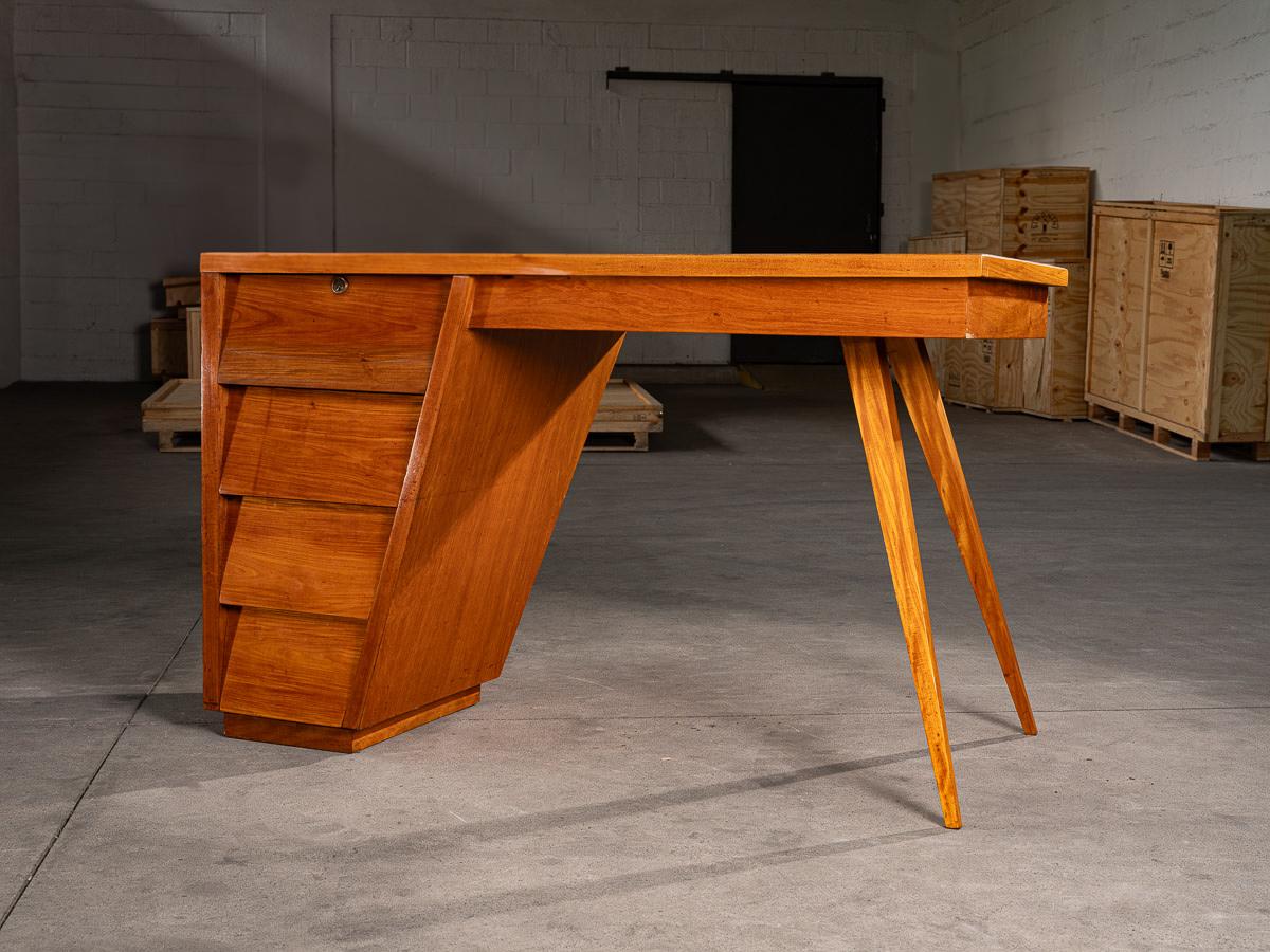 Atelier A Glebo
Raro ufficio/scrivania, 1950 ca.
Pezzo storico
Bois pin massif, Boi Pau Marfim et contreplaqué
Legno di pino massiccio, legno di Pau Marfim e legno compensato
69 x 130 x 82 cm
27 17/100 x 51 9/50 x 32 7/25 in
Scrivania in legno di