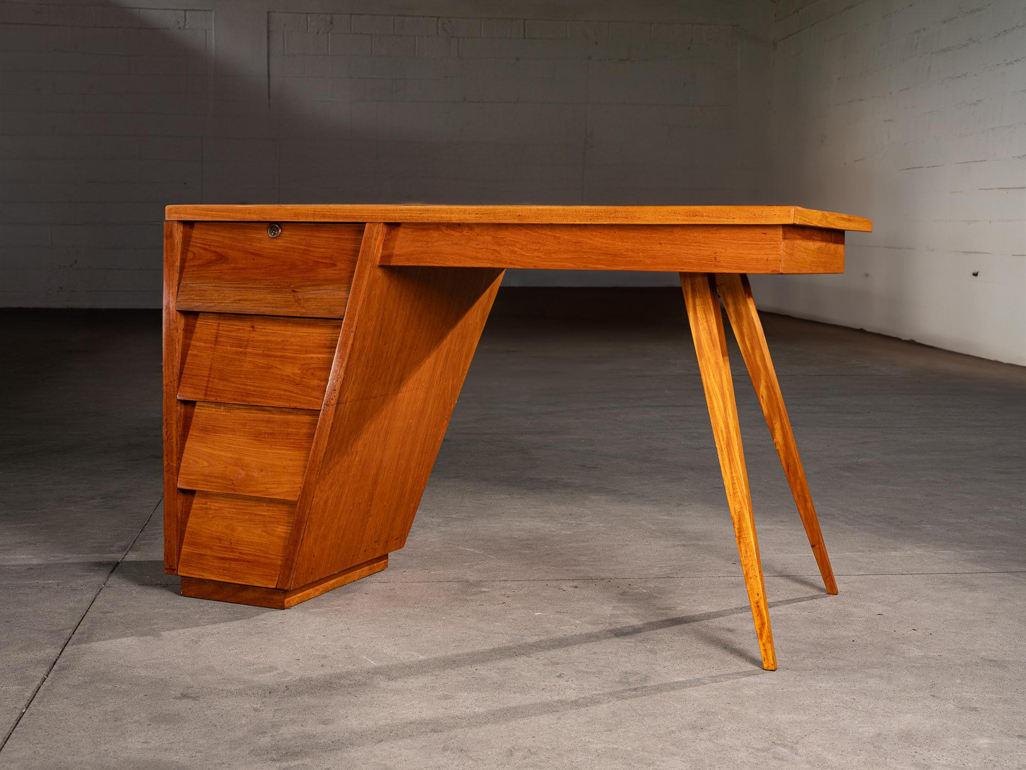 Mid-Century moderno Rara scrivania, 1950 circa .Pezzo storico. 69 x 130 x 82 cm in vendita