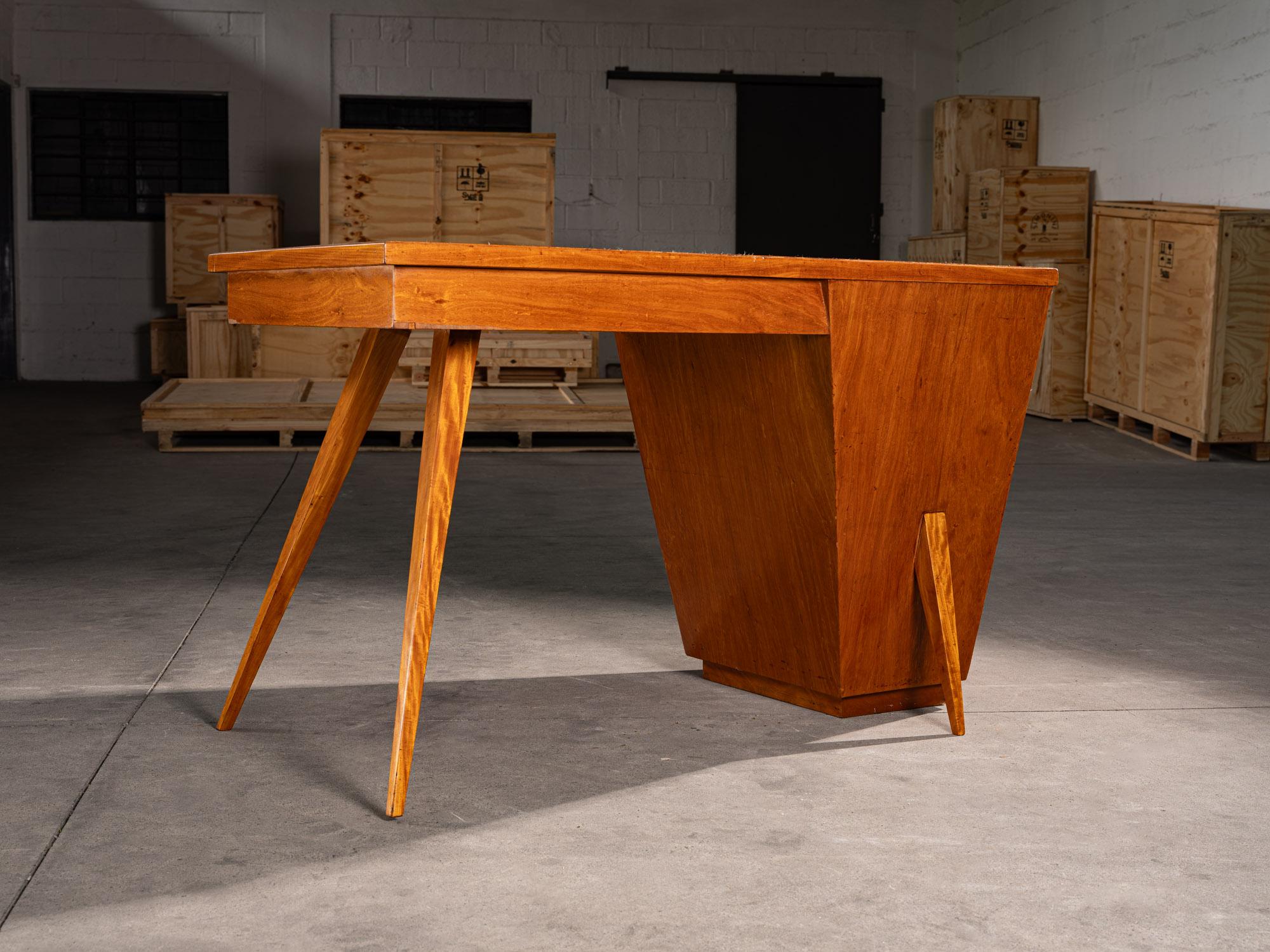 Brasiliano Rara scrivania, 1950 circa .Pezzo storico. 69 x 130 x 82 cm in vendita