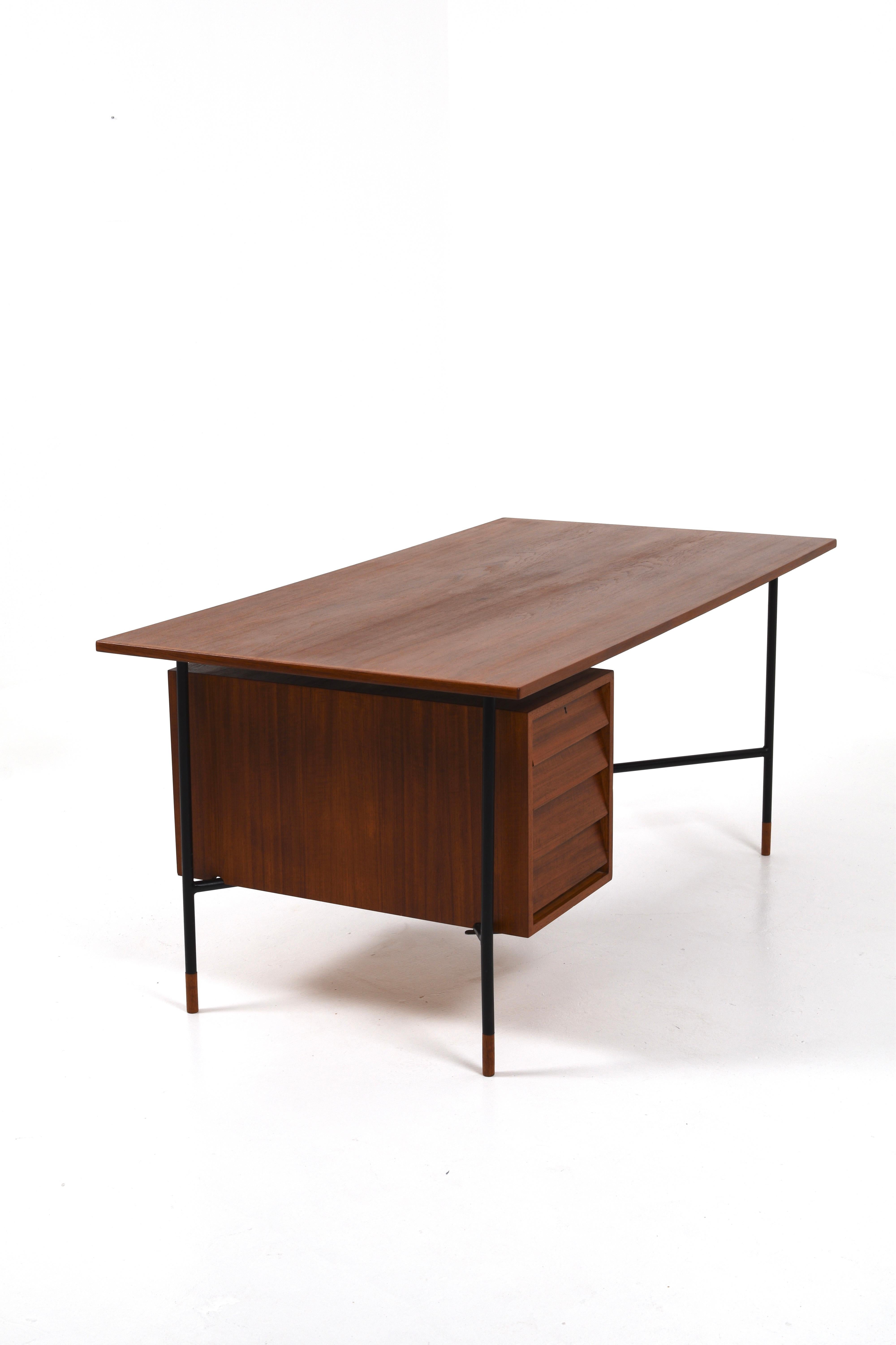 Seltener Schreibtisch H-55 von Åke Hassbjer aus Teakholz und Stahlgestell, 1950er Jahre im Angebot 4