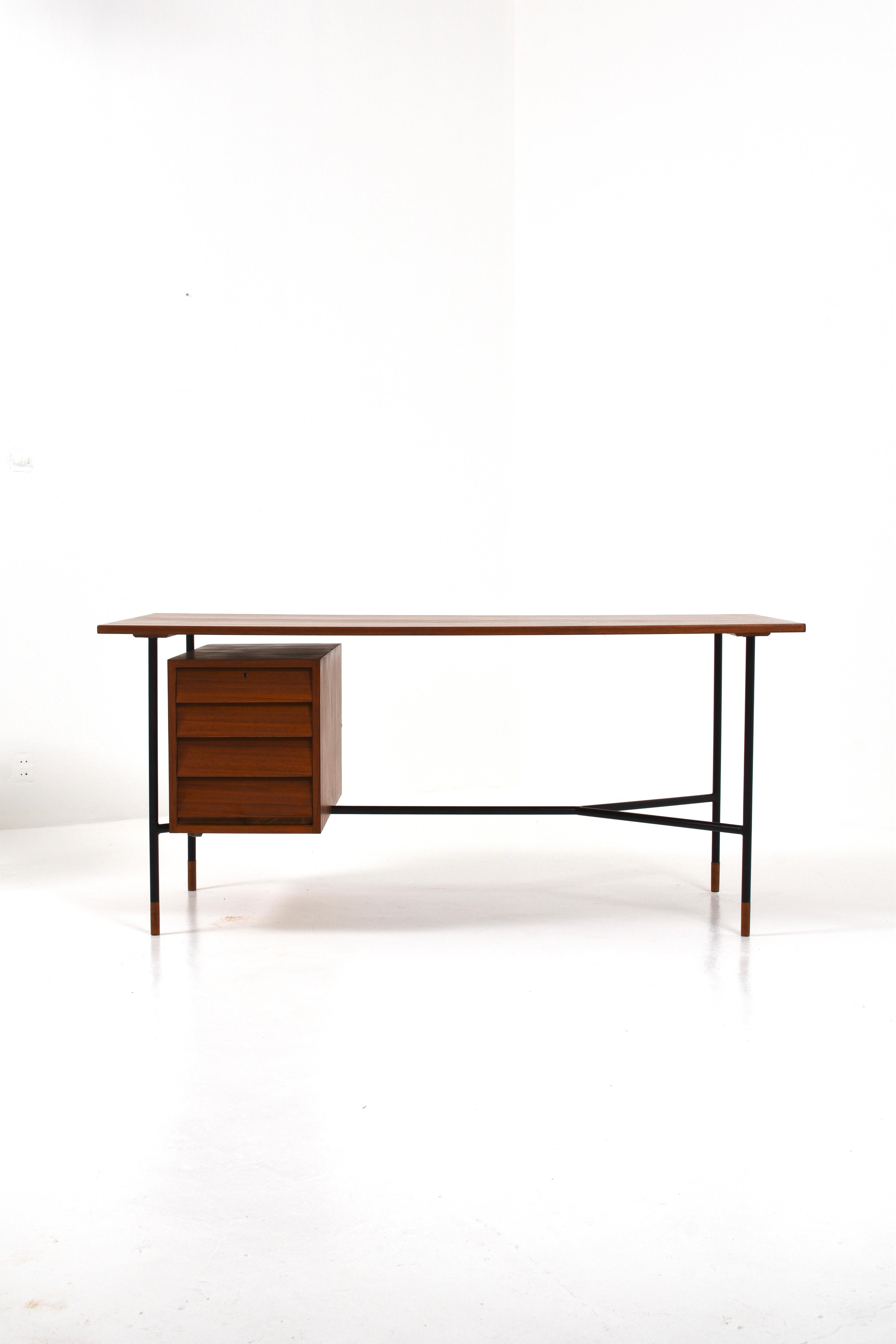 Very rare desk of Åke Hassbjer!

During his career, Åke Hassbjer would create models and environments for several different manufacturers. He has designed several pieces of furniture for, among others, DUX.

Already in the mid-1950s, he designed