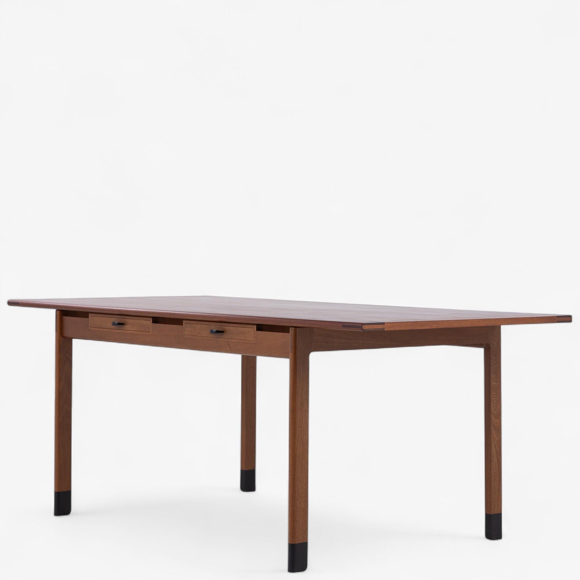 Rara scrivania in mogano con due cassetti e piedi. Disegnata nel 1958 da Vilhelm Wohlert per l'ebanista Arne Poulsen.

NOTA: Il restauro della scrivania è incluso nel prezzo.

