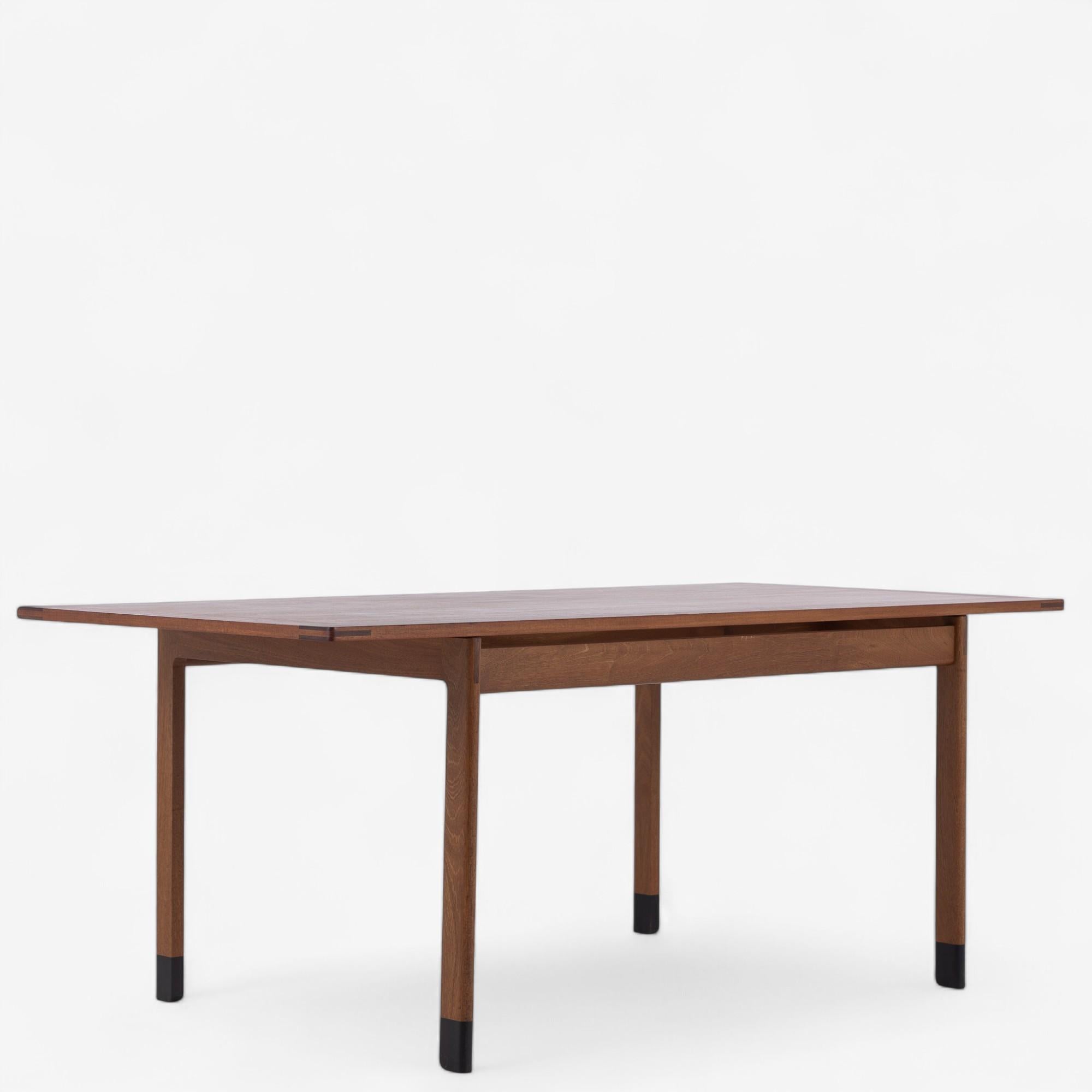Scandinavo moderno Rara scrivania in mogano con due cassetti di Vilhelm Wohlert in vendita
