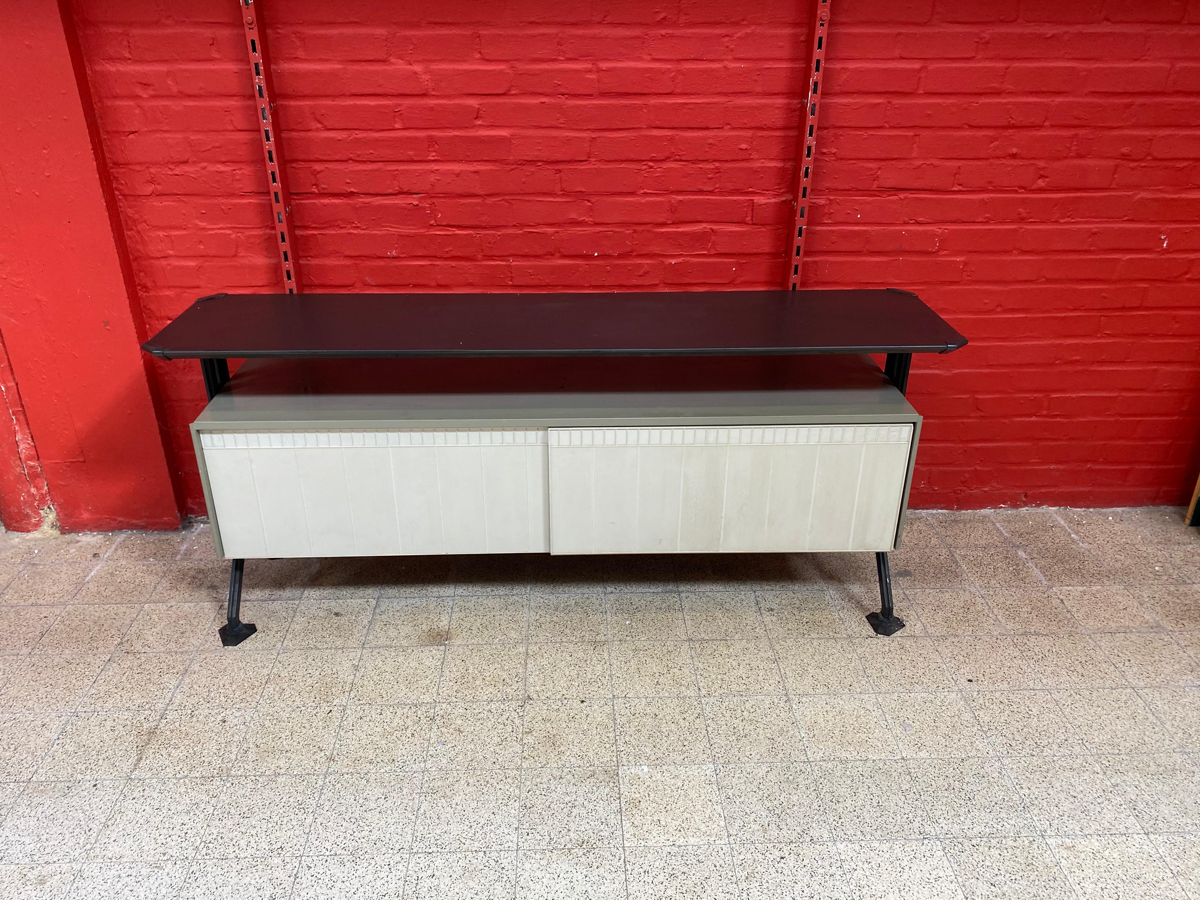 Rare desk set by BBPR for Olivetti Synthesis, including a desk, a storage unit, an office chair, a lamp and a wastepaper basket
storage unit: 76 x 180 x 42 cm.
 
