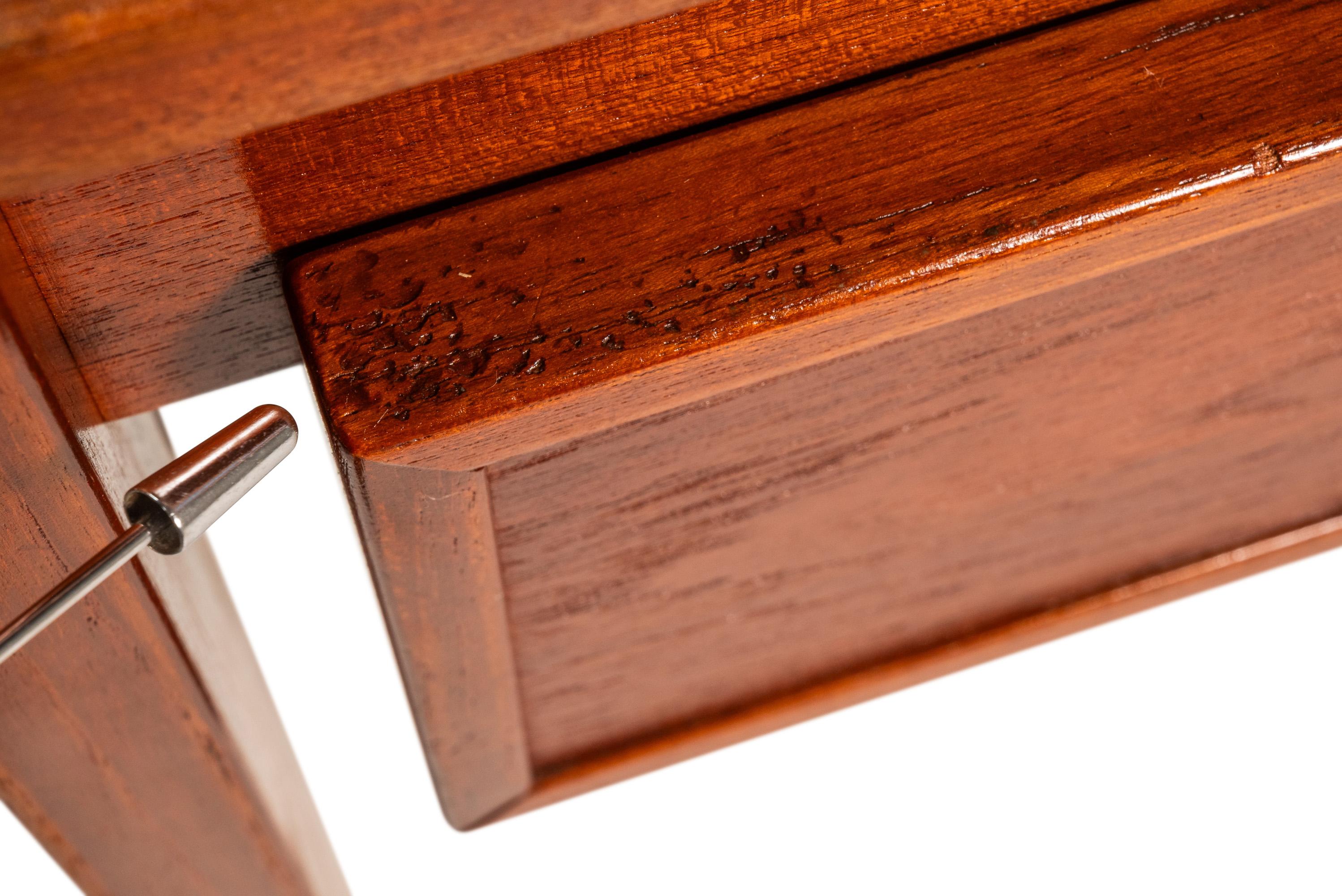 Seltener Schreibtisch mit Schiebeplatte, Peter Løvig Nielsen, Løvig Dansk, Dänemark, 1960er Jahre im Angebot 4