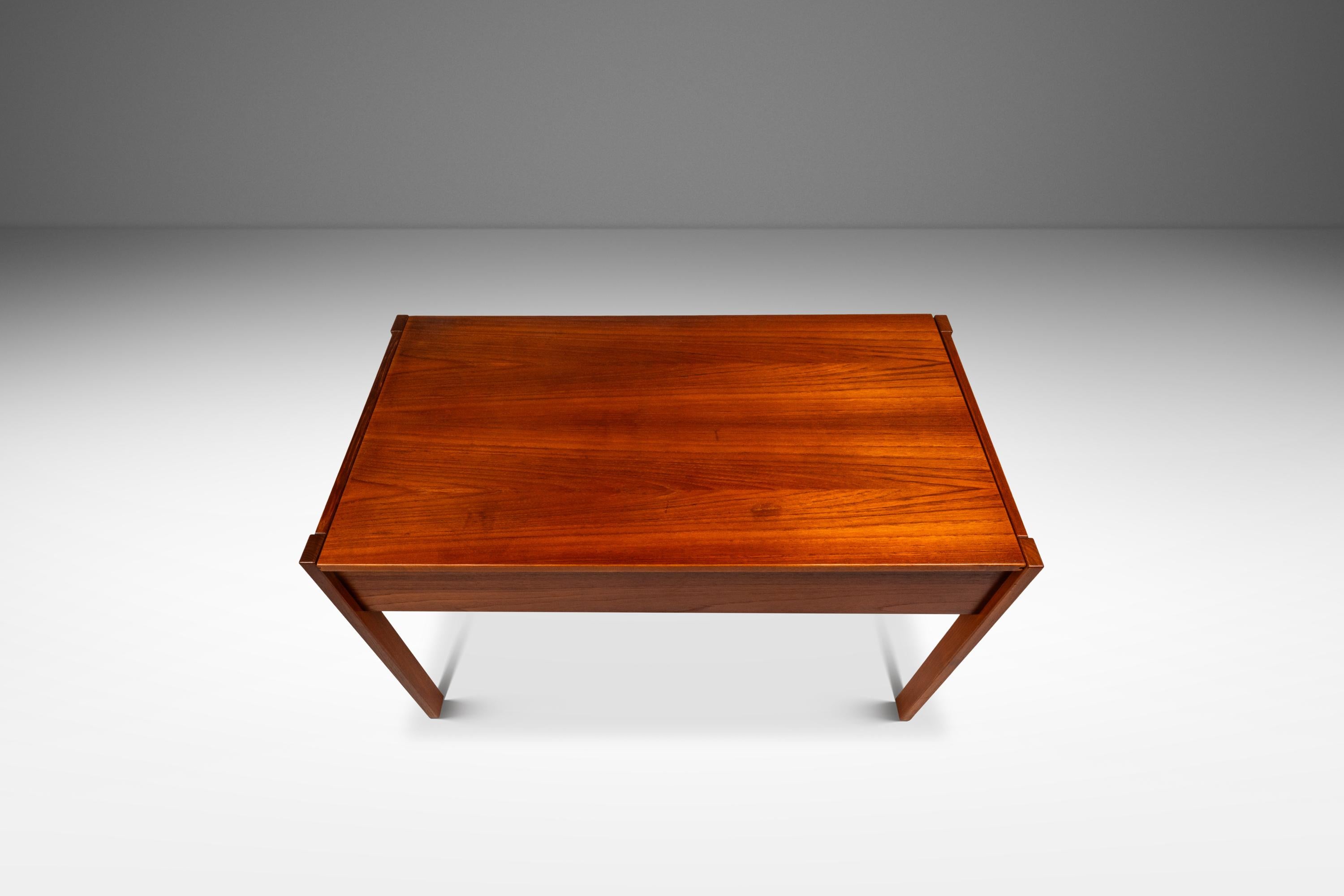 Dieser exquisite Mid-Century-Schreibtisch aus Teakholz, entworfen von Peter Løvig Nielsen für Løvig Dansk, zeigt die raffinierte Handwerkskunst des dänischen Designs der 1960er Jahre. Der aus warmem Teakholz gefertigte Schreibtisch mit glatter,