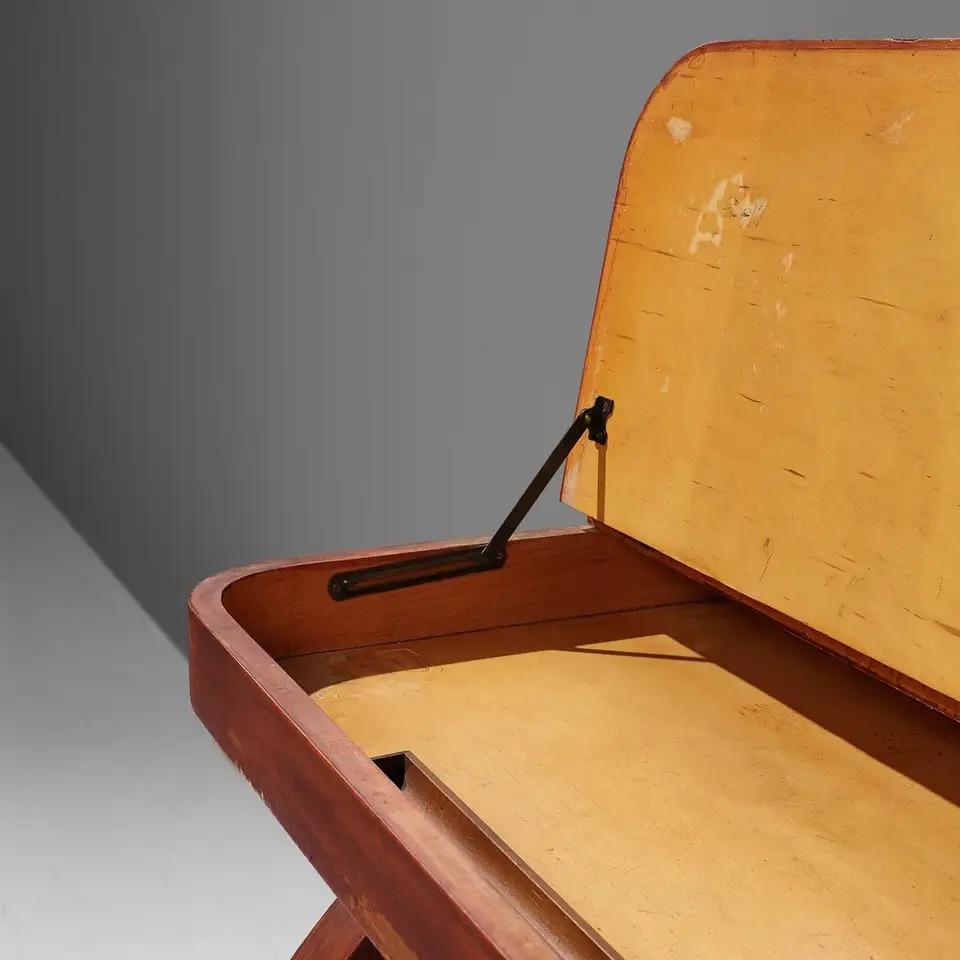 Brauner Saltman, Schreibtisch mit Stuhl, Holz, Vereinigte Staaten, ca. 1940er Jahre  

Ein kubistischer Schreibtisch mit Stuhl. Dieser Satz enthält eine ähnliche Sprache mit klaren Formen und Linien. Sowohl der Stuhl als auch der Schreibtisch ruhen