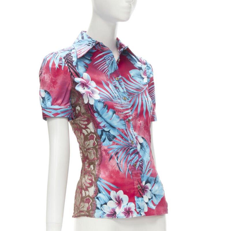 rare D&G DOLCE GABBANA Vintage blue pink sheer lace panel side Hawaiian shirt XS
Référence : ANWU/A00656
Marque : D.G.
Designer : Domenico Dolce et Stefano Gabbana
Matière : Coton, dentelle
Couleur : rose, bleu
Motif : Floral
Fermeture :